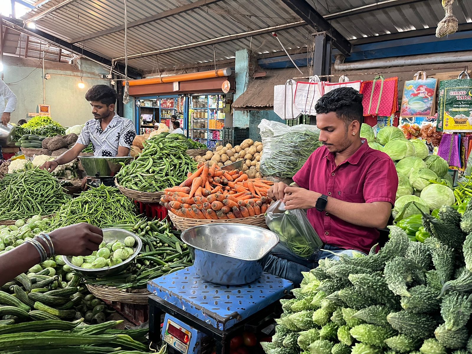 ರಾಯಚೂರಿನ ಉಸ್ಮಾನಿಯಾ ತರಕಾರಿ ಮಾರುಕಟ್ಟೆಯಲ್ಲಿ ತರಕಾರಿ ಮಾರಾಟ ಮಾಡಲಾಗುತ್ತಿರುವುದು