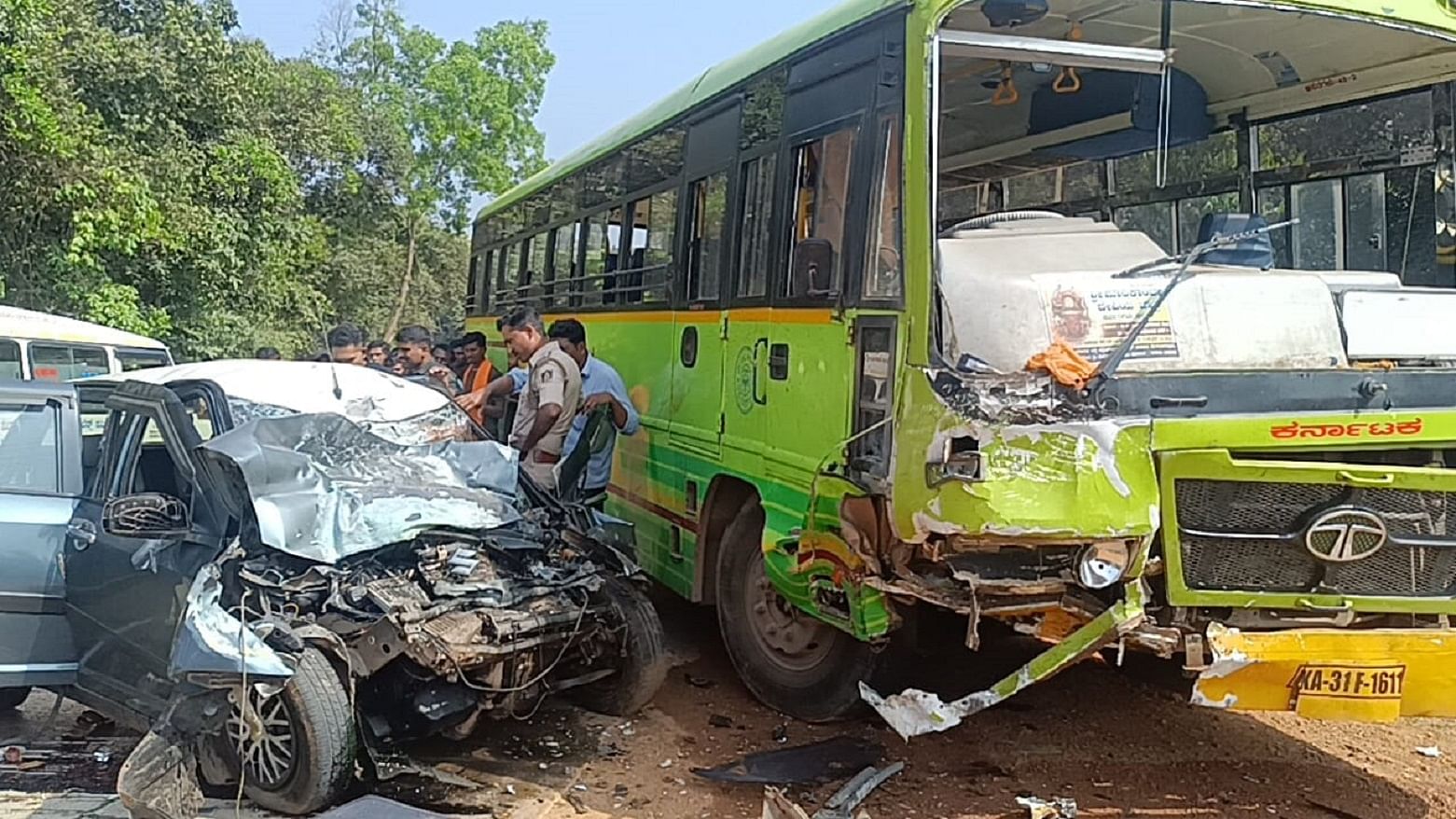 ಶಿರಸಿಯ ಬಂಡಲ ಬಳಿ ನಡೆದ ಅಪಘಾತದಲ್ಲಿ ನುಜ್ಜುಗುಜ್ಜಾಗಿರುವ ಕಾರ್ 