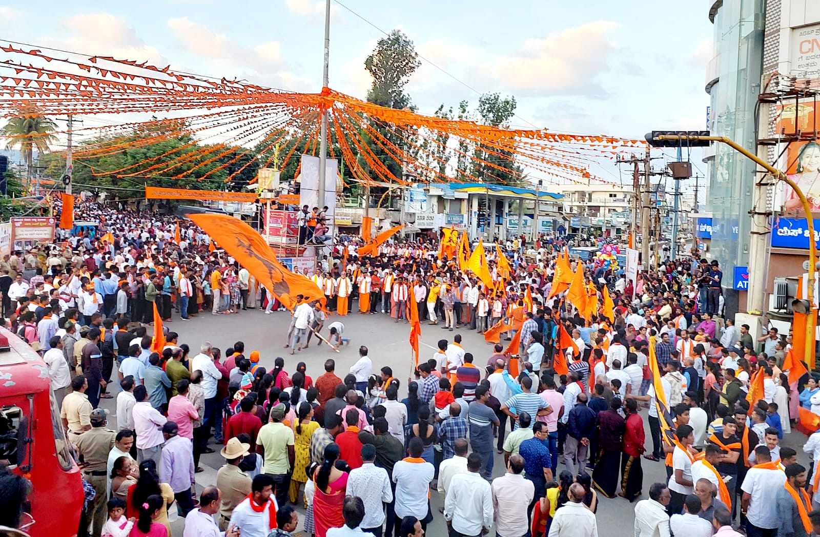 ಚಿಕ್ಕಮಗಳೂರಿನಲ್ಲಿ ಸೋಮವಾರ ನಡೆದ ಶೋಭಾಯಾತ್ರೆಯಲ್ಲಿ ಸಾವಿರಾರು ಭಕ್ತರು ಭಾಗವಹಿಸಿದ್ದರು