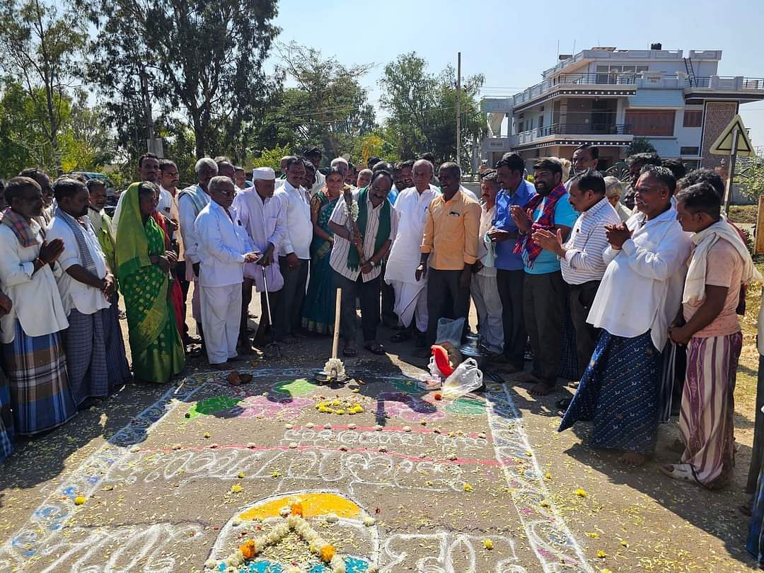 ನವಲಗುಂದ ತಾಲ್ಲೂಕಿನ ಜಾವೂರ ಗ್ರಾಮದಲ್ಲಿ ಜಾವೂರನಿಂದ ಹಂಚಿನಾಳ ತಾಲ್ಲೂಕು ಹದ್ದಿನವರೆಗೆ ಮರುಡಾಂಬರೀಕರಣ ಕಾಮಗಾರಿಗೆ ಶಾಸಕ ಎನ್.ಎಚ್.ಕೋನರಡ್ಡಿ ಭೂಮಿಪೂಜೆ ನೆರವೇರಿಸಿದರು