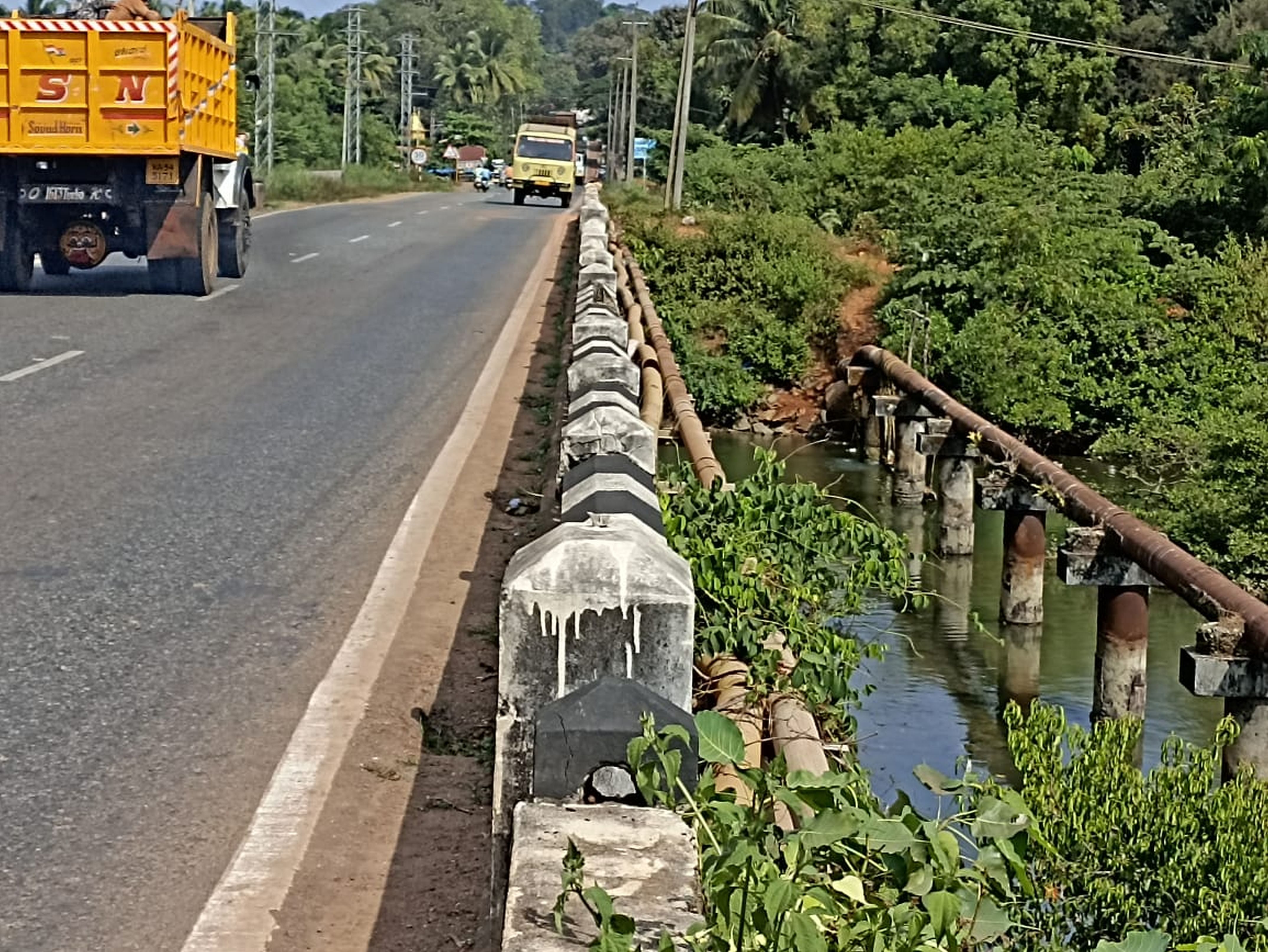 ಕುಮಟಾ ಪಟ್ಟಣದ ಹೊನಮಾಂವ್ ಸೇತುವೆ ಬಳಿ ಚತುಷ್ಪಥ ಕಾಮಗಾರಿಗಾಗಿ ಮರಾಕಲ್ ಕುಡಿಯುವ ನೀರು ಪೈಪ್‍ಲೈನ್ ತೆರವುಗೊಳಿಸದಿರುವುದು