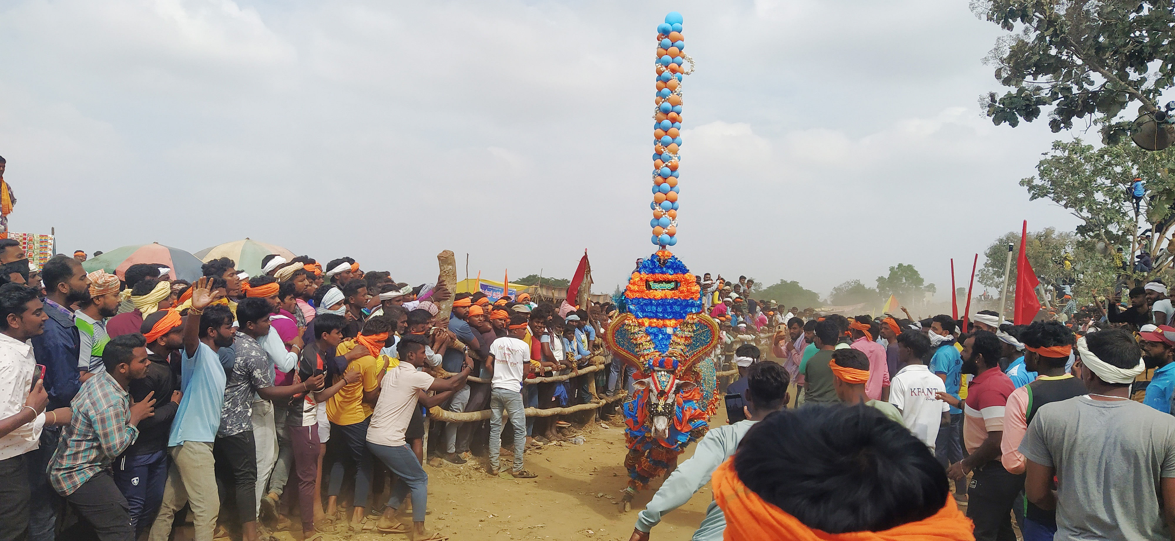 ತಿಳವಳ್ಳಿ ಸಮೀಪದ ಹುಲಗಡ್ಡಿಯಲ್ಲಿ ಭಾನುವಾರ ನಡೆದ ಹೋರಿ ಬೆದರಿಸುವ ಸ್ಪರ್ಧೆ