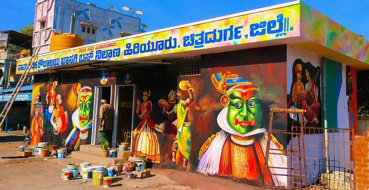 ಹಿರಿಯೂರಿನ ಖಾಸಗಿ ಬಸ್ ನಿಲ್ದಾಣದ ಆವರಣದಲ್ಲಿ ನಗರಸಭೆಯಿಂದ ನಿರ್ಮಾಣವಾಗುತ್ತಿರುವ ಸಾರ್ವಜನಿಕ ಶೌಚಾಲಯ  ವರ್ಣಚಿತ್ರಗಳಿಂದ ಗಮನ ಸೆಳೆಯುತ್ತಿದೆ