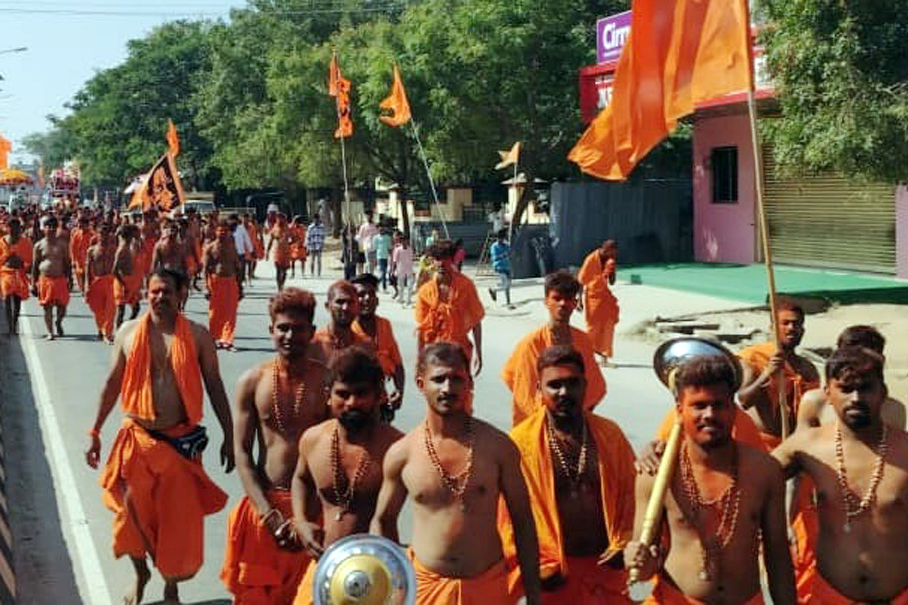 ಹನುಮ ಜಯಂತಿ ಅಂಗವಾಗಿ ಹನುಮ ಮಾಲಾಧಾರಿಗಳು ಕೂಡ್ಲಿಗಿ ಪಟ್ಟಣದಲ್ಲಿ ಸೋಮವಾರ ಶೋಭಾ ಯಾತ್ರೆ ನಡೆಸಿದರು