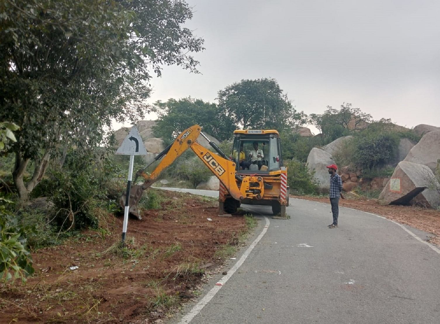 ಕೋಲಾರ ತಾಲ್ಲೂಕಿನ ತೇರಹಳ್ಳಿ ಬೆಟ್ಟದ ರಸ್ತೆಯಲ್ಲಿ ಲೋಕೋಪಯೋಗಿ ಇಲಾಖೆ ಕೈಗೊಂಡಿರುವ ಅಭಿವೃದ್ಧಿ ಕಾಮಗಾರಿ