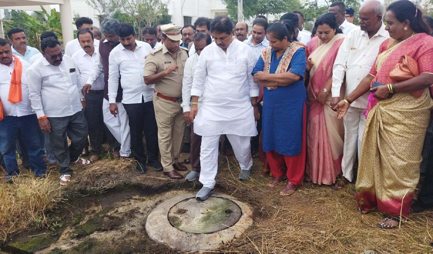 ಮೊರಾರ್ಜಿ ದೇಸಾಯಿ ವಸತಿ ನಿಲಯಕ್ಕೆ ಸೋಮವಾರ ಭೇಟಿ ನೀಡಿದ್ದ ಪ್ರತಿಪಕ್ಷ ನಾಯಕ ಆರ್‌.ಅಶೋಕ ಹಾಗೂ ಬಿಜೆಪಿ ಮುಖಂಡರು ಮಲದ ಗುಂಡಿ ಪರಿಶೀಲಿಸಿದರು