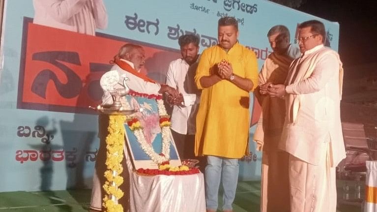 ಶಿರಾಳಕೊಪ್ಪ ಸಮೀಪದ ತೊಗರ್ಸಿಯಲ್ಲಿ ನಡೆದ ‘ನಮೋ ಭಾರತ’ ಕಾರ್ಯಕ್ರಮದಲ್ಲಿ ಭಾರತ ಮಾತೆಗೆ ಚಕ್ರವರ್ತಿ ಸೂಲಿಬೆಲೆ ಪುಷ್ಪನಮನ ಸಲ್ಲಿಸಿದರು