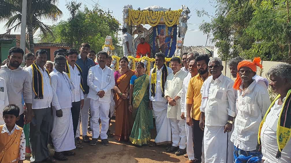 ಪರಶುರಾಂಪುರ ಸಮೀಪದ ಗೊರ್ಲತ್ತು ಗ್ರಾಮದಲ್ಲಿ ಶನಿವಾರ ಹಮ್ಮಿಕೊಂಡಿದ್ದ ಕನಕ ಜಯಂತಿ ಮೆರವಣಿಗೆಗೆ ಶಾಸಕ ಟಿ.ರಘುಮೂರ್ತಿ ಚಾಲನೆ ನೀಡಿದರು