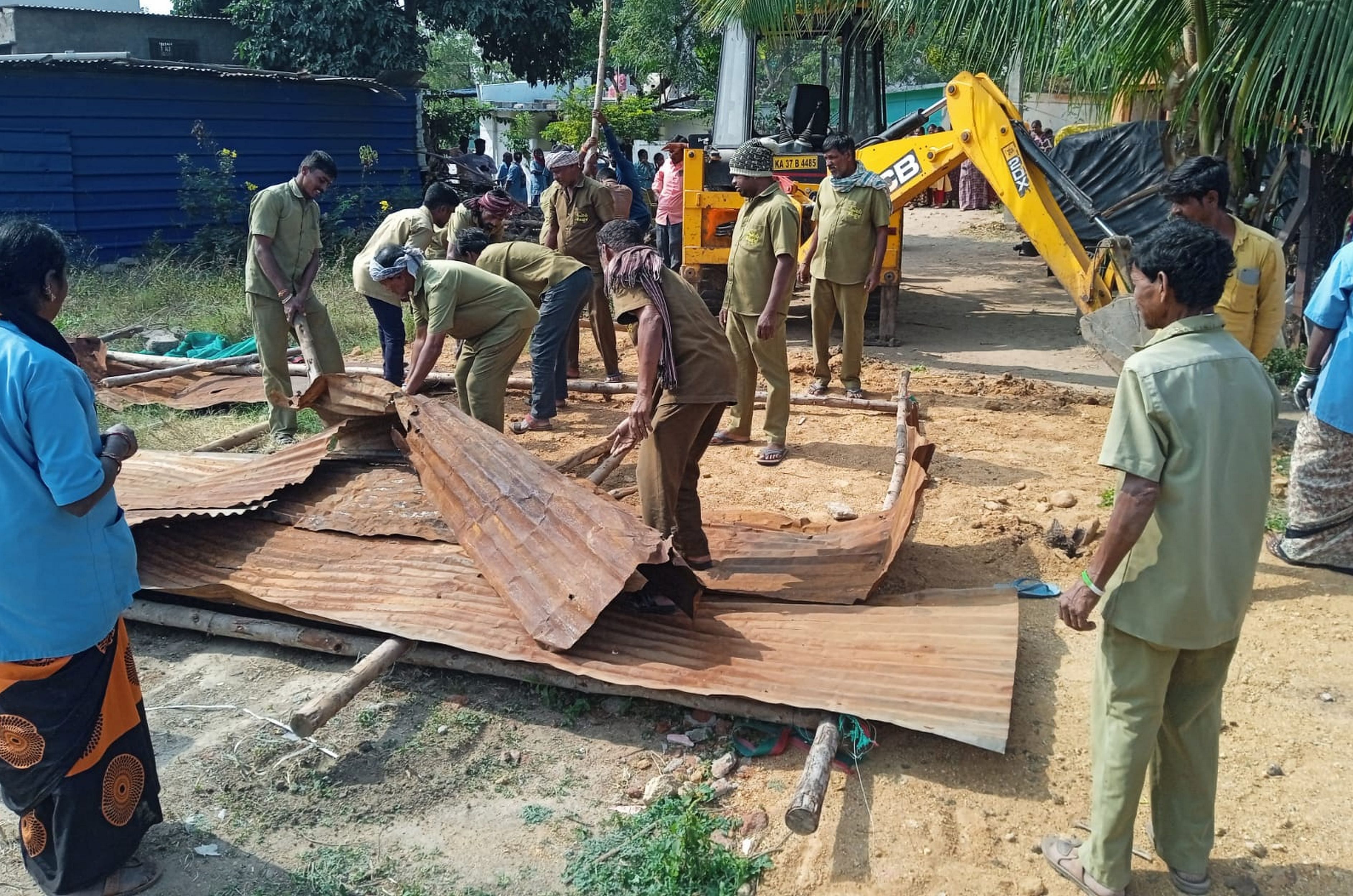 ಕೊಪ್ಪಳದಲ್ಲಿ ಶುಕ್ರವಾರ ನಗರಸಭೆ ಸಿಬ್ಬಂದಿ ಶೆಡ್‌ ತೆರವು ಮಾಡಿದರು