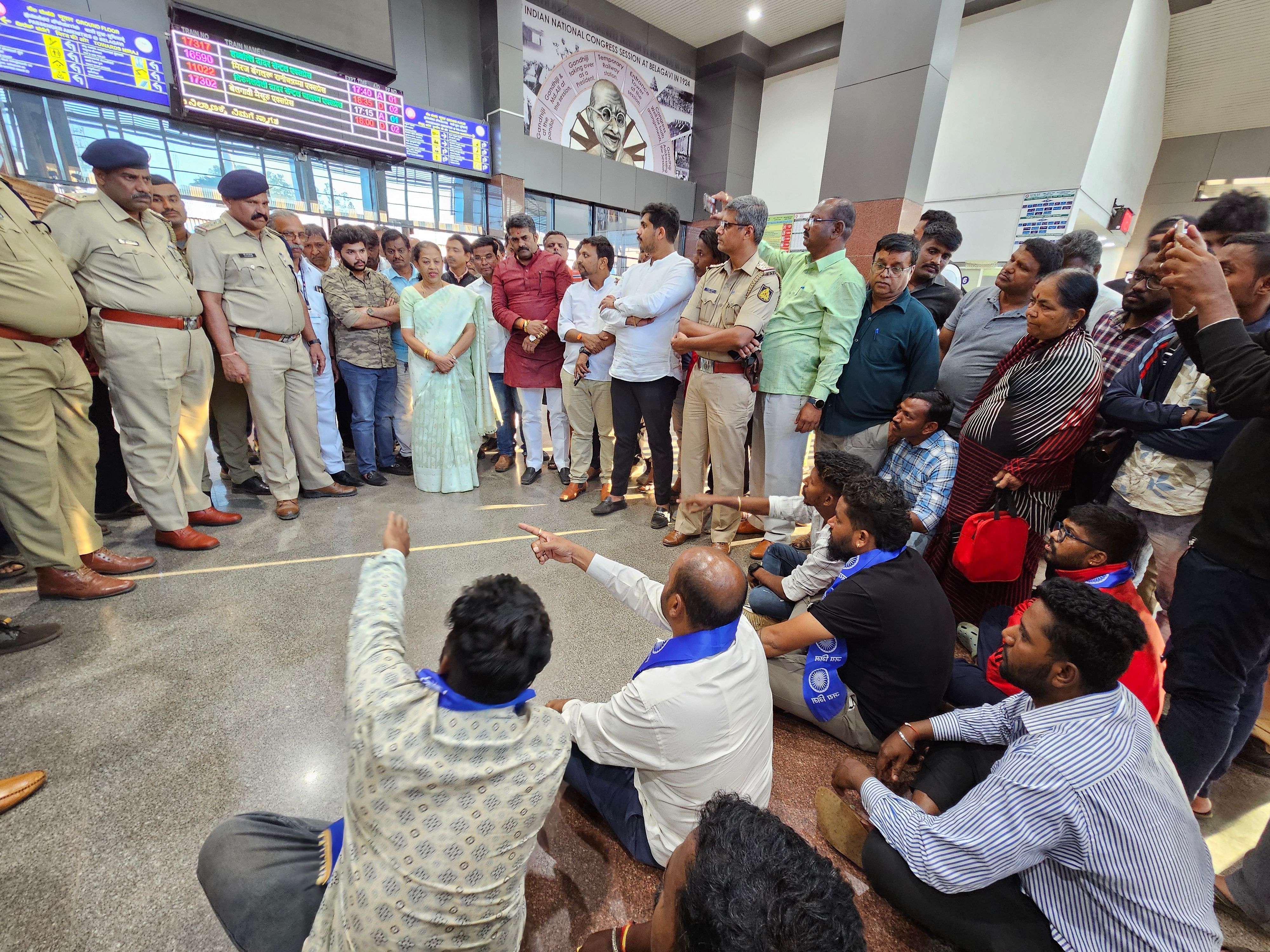 ಬೆಳಗಾವಿಯ ರೈಲ್ವೆ ನಿಲ್ದಾಣದಲ್ಲಿ ಸಂಸದೆ ಮಂಗಲಾ ಅಂಗಡಿ ಅವರು, ಪ‍್ರತಿಭಟನಕಾರರ ಬೇಡಿಕೆ ಆಲಿಸಿದರು–ಪ್ರಜಾವಾಣಿ ಚಿತ್ರ