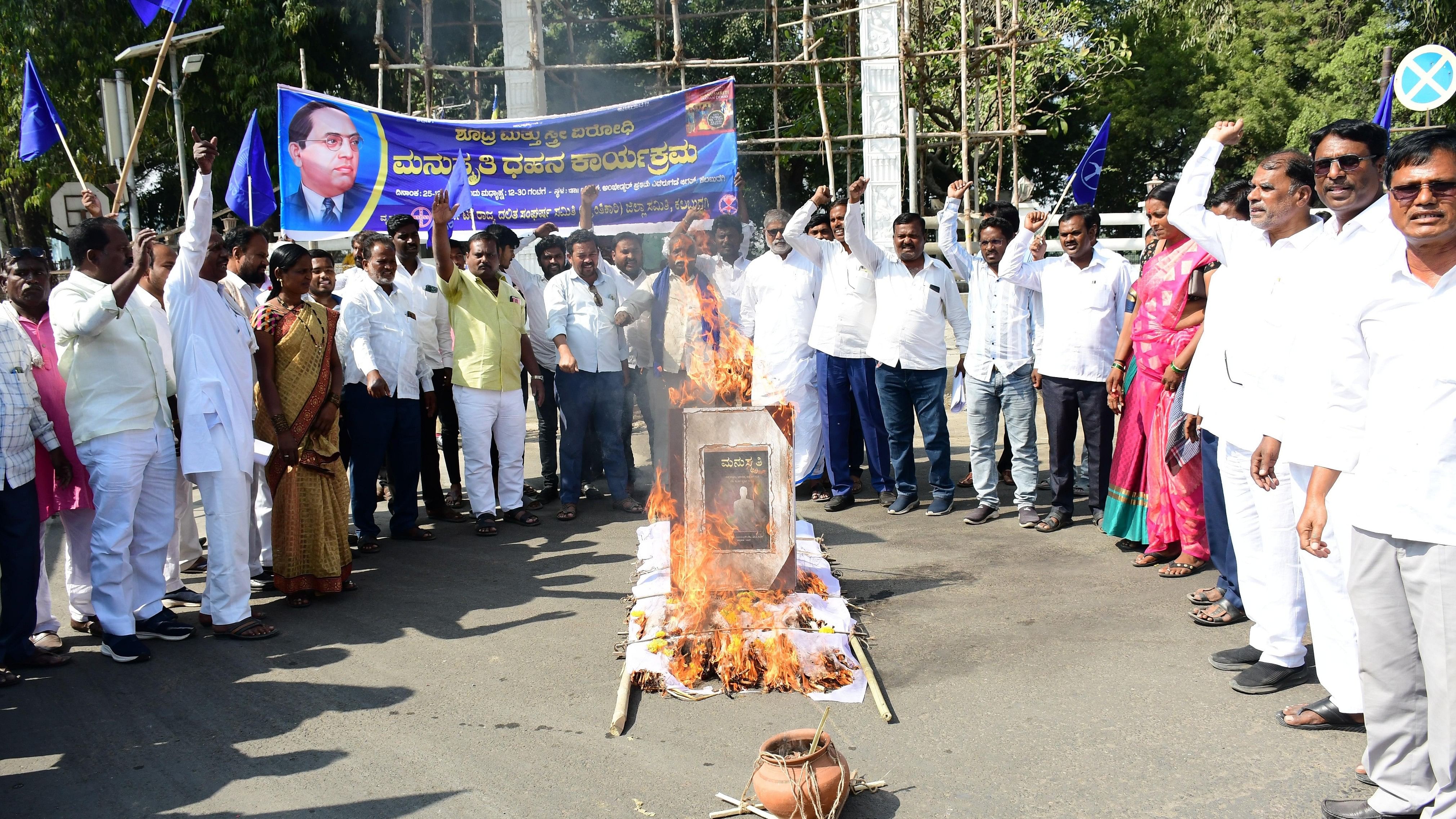 ಕರ್ನಾಟಕ ರಾಜ್ಯ ದಲಿತ ಸಂಘರ್ಷ ಸಮಿತಿಯ(ಕ್ರಾಂತಿಕಾರಿ) ಜಿಲ್ಲಾ ಘಟಕದಿಂದ ಕಲಬುರಗಿಯ ಜಗತ್‌ ವೃತ್ತದಲ್ಲಿರುವ ಡಾ.ಬಿ.ಆರ್‌.ಅಂಬೇಡ್ಕರ್‌ ಪ್ರತಿಮೆ ಎದುರು ಸೋಮವಾರ ಮನುಸ್ಮೃತಿ ಪ್ರತಿಕೃತಿ ದಹಿಸಲಾಯಿತು