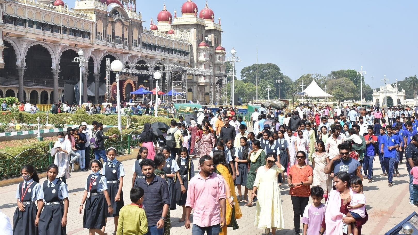 ಮೈಸೂರು ಅರಮನೆ ಆವರಣದಲ್ಲಿ ಭಾನುವಾರ ಕಂಡುಬಂದ ಪ್ರವಾಸಿಗರು -ಪ್ರಜಾವಾಣಿ ಚಿತ್ರ: ಅನೂಪ್‌ ರಾಘ ಟಿ.