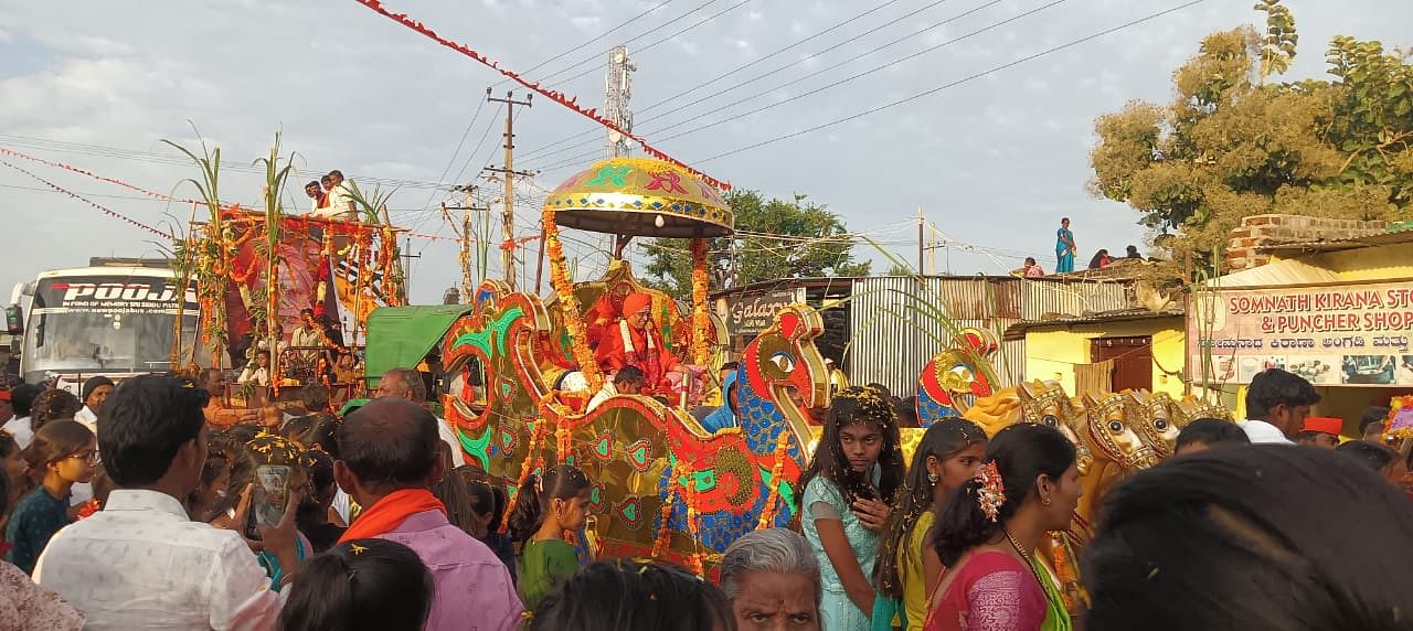 ಸೋನಾಳ ಗ್ರಾಮದಲ್ಲಿ ವಿರಕ್ತ ಮಠದಿಂದ ಮ.ನಿ.ಪ್ರ.ನಿರಂಜನ ಸ್ವಾಮಿಗಳ ಭಾವಚಿತ್ರ ಹಾಗೂ ಚನ್ನವೀರ ಸ್ವಾಮೀಜಿ ಅವರ ಮೆರವಣಿಗೆ ಸಾಗಿತು