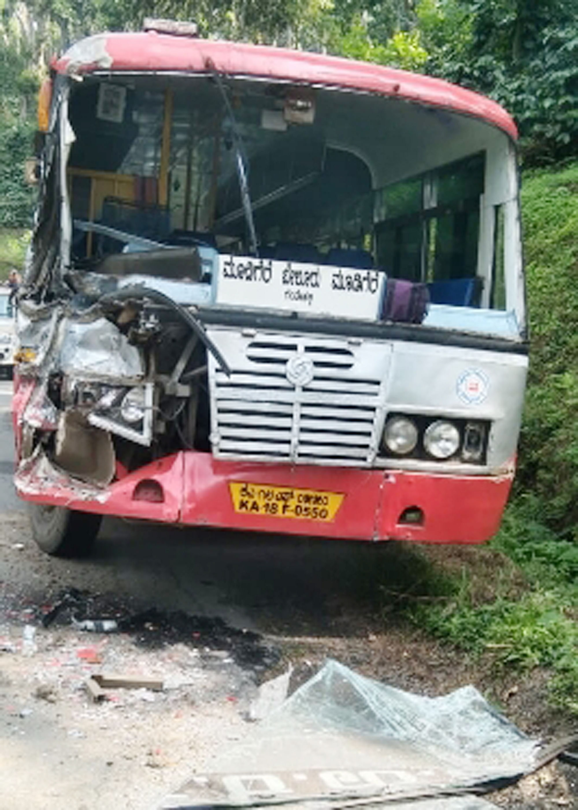 ಮೂಡಿಗೆರೆಯ ಮಾಕೋನಹಳ್ಳಿ ಗ್ರಾಮದ ಘಟ್ಟದಹಳ್ಳಿ ಬಳಿ ಭಾನುವಾರ ಸಂಭವಿಸಿದ ಅಪಘಾತದಲ್ಲಿ ಬಸ್ ಮುಂಭಾಗ ನಜ್ಜುಗುಜ್ಜಾಗಿರುವುದು