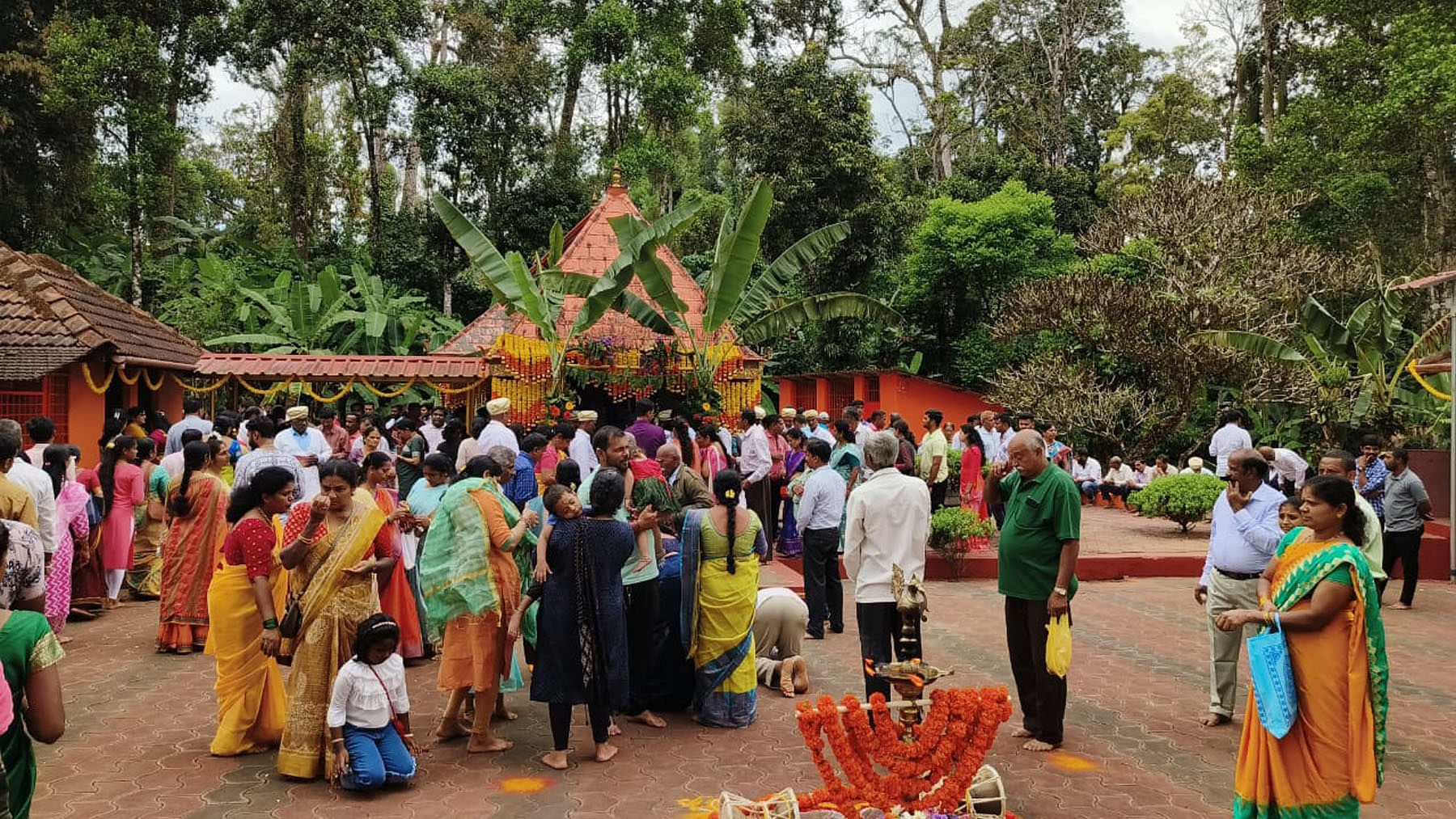 ನಾಪೋಕ್ಲು ಸಮೀಪದ ಚೇರಂಬಾಣೆಯ ಕೊಳಗದಾಳು ಗ್ರಾಮದ ಪಾಕ ಶ್ರೀ ದುರ್ಗಾಪರಮೇಶ್ವರಿ ದೇವಾಲಯದ ವಾರ್ಷಿಕ ಉತ್ಸವದಲ್ಲಿ ಪಾಲ್ಗೊಂಡ ಭಕ್ತರು.