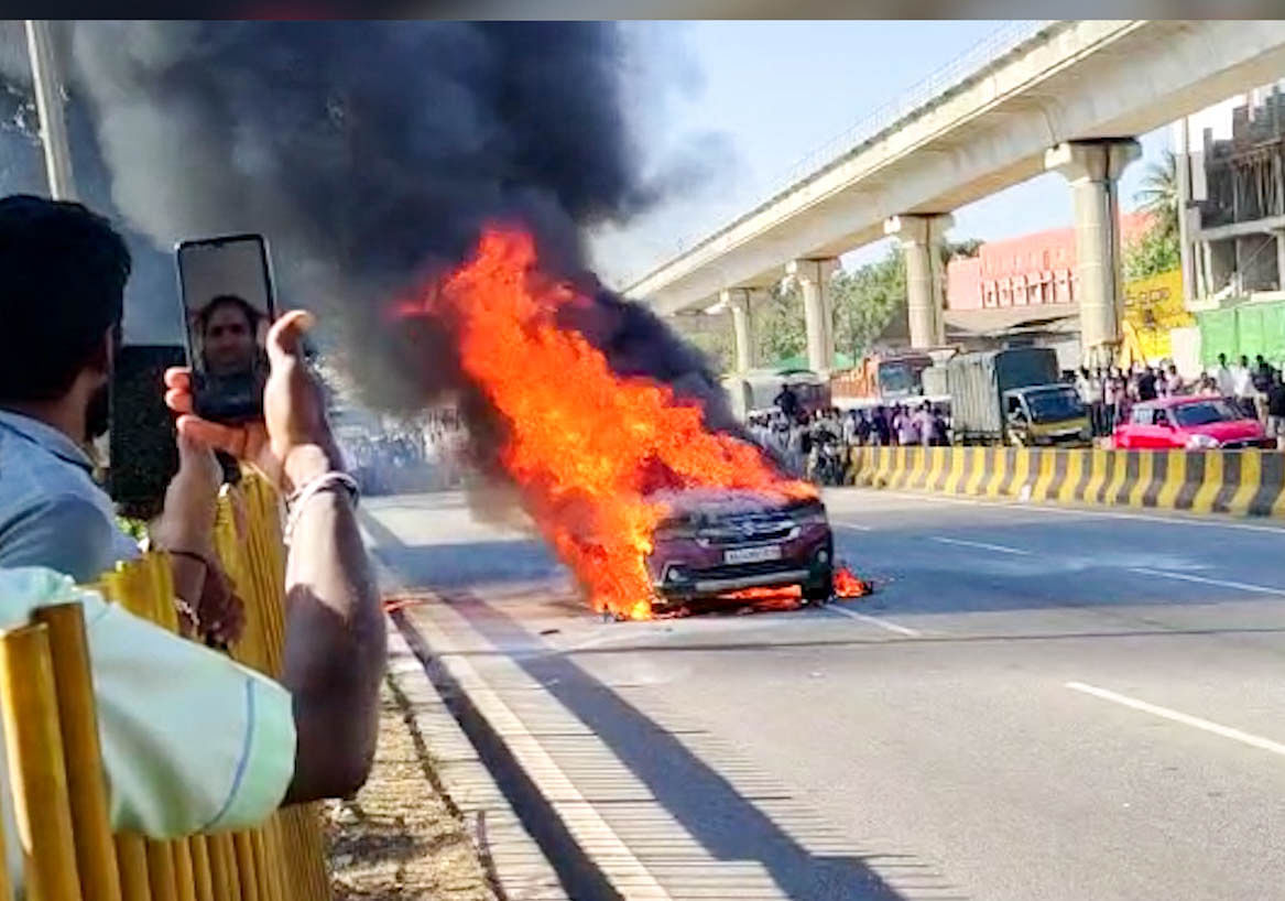 ಬೆಂಕಿಯಿಂದ ಹೊತ್ತಿ ಉರಿಯುತ್ತಿದ್ದ ಕಾರು