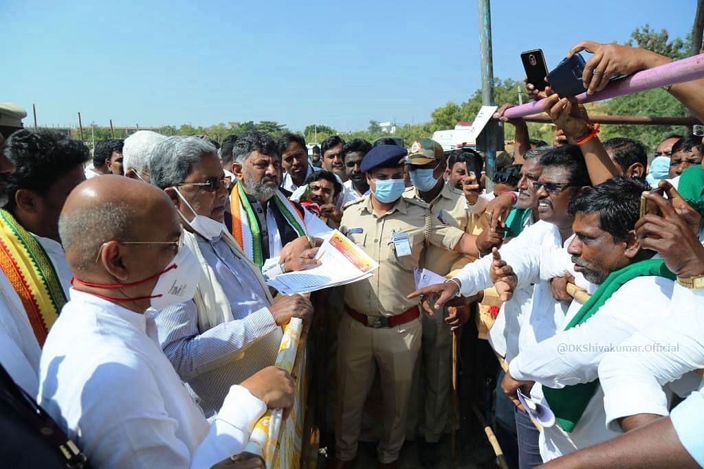 ಸಿಂಧನೂರಿನ ಸಿಪಿಐಎಂಎಲ್ ರೆಡ್‍ಸ್ಟಾರ್ ಮತ್ತು ಕರ್ನಾಟಕ ರೈತ ಸಂಘದಿಂದ ನಾಡಗೌಡರ ಹೆಚ್ಚುವರಿ ಭೂಮಿಯನ್ನು ತನಿಖೆಗೊಳಪಡಿಸುವಂತೆ ಮುಖ್ಯಮಂತ್ರಿ ಸಿದ್ದರಾಮಯ್ಯ ಅವರಿಗೆ ಮನವಿ ಪತ್ರ ಸಲ್ಲಿಸಲಾಯಿತು