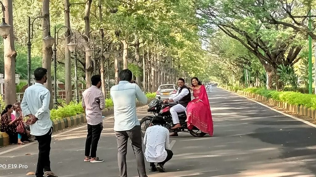 ಆಲಮಟ್ಟಿಯ ಪೆಟ್ರೋಲ್ ಪಂಪ್‌ನಿಂದ ಆಲಮಟ್ಟಿ ಅಣೆಕಟ್ಟು ಕಡೆ ತೆರಳುವ ರಸ್ತೆ ಮಾರ್ಗದಲ್ಲಿ ನಡೆಯುತ್ತಿರುವ ಪ್ರಿವೆಡ್ಡಿಂಗ್  ಫೋಟೊ ಶೂಟಿಂಗ್ ದೃಶ್ಯ