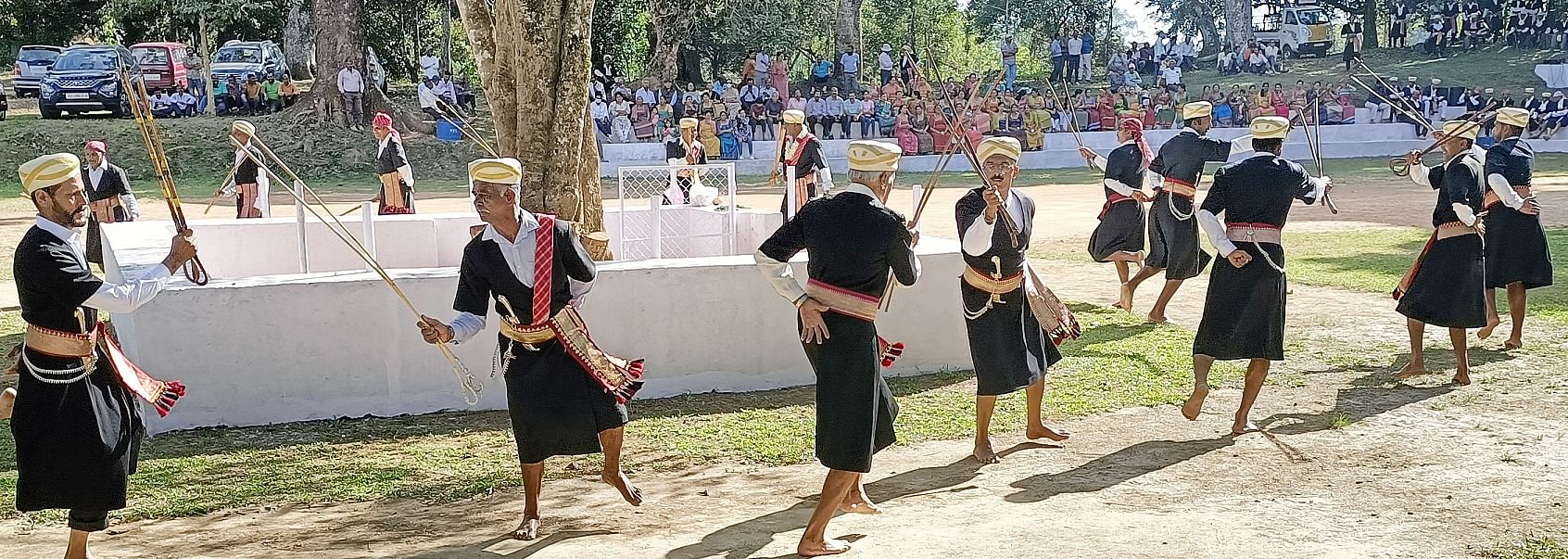 ವಿರಾಜಪೇಟೆಯ ಕೊಡವ ಸಮಾಜದ ಬಳಿಯಿರುವ ಪೂಮಾಲೆ ಕೋಲ್ ಮಂದ್‌ನಲ್ಲಿ ಆರಾಯಿರ ನಾಡಿನ ಪುತ್ತರಿ ಕೋಲಾಟ ಶುಕ್ರವಾರ ನಡೆಯಿತು