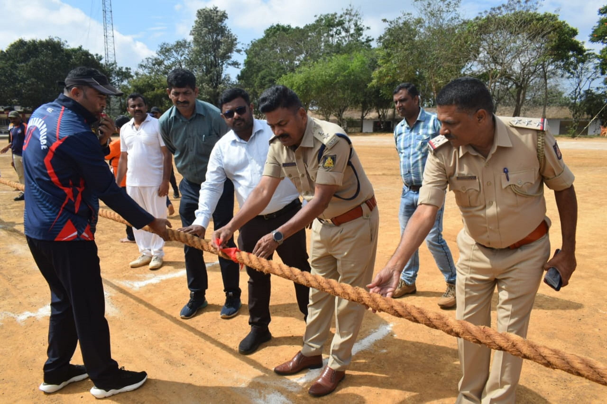 ಕೊಡಗು ಜಿಲ್ಲಾ ಗೃಹ ರಕ್ಷಕ ದಳದ ವತಿಯಿಂದ ಮಡಿಕೇರಿಯಲ್ಲಿ ಭಾನುವಾರ ಮುಕ್ತಾಯಗೊಂಡ ಗೃಹರಕ್ಷಕರ ಜಿಲ್ಲಾಮಟ್ಟದ ಕ್ರೀಡಾಕೂಟದಲ್ಲಿ ಹಗ್ಗಜಗ್ಗಾಟ ಪಂದ್ಯಕ್ಕೆ ಉಪವಿಭಾಗಾಧಿಕಾರಿ ಡಾ.ಯತೀಶ್‌ ಉಳ್ಳಾಲ್ ಚಾಲನೆ ನೀಡಿದರು. ಕೊಡಗು ಜಿಲ್ಲಾ ಹೆಚ್ಚುವರಿ ಪೊಲೀಸ್ ವರಿಷ್ಠಾಧಿಕಾರಿ ಸುಂದರ್‌ರಾಜ್ ಇದ್ದಾರೆ