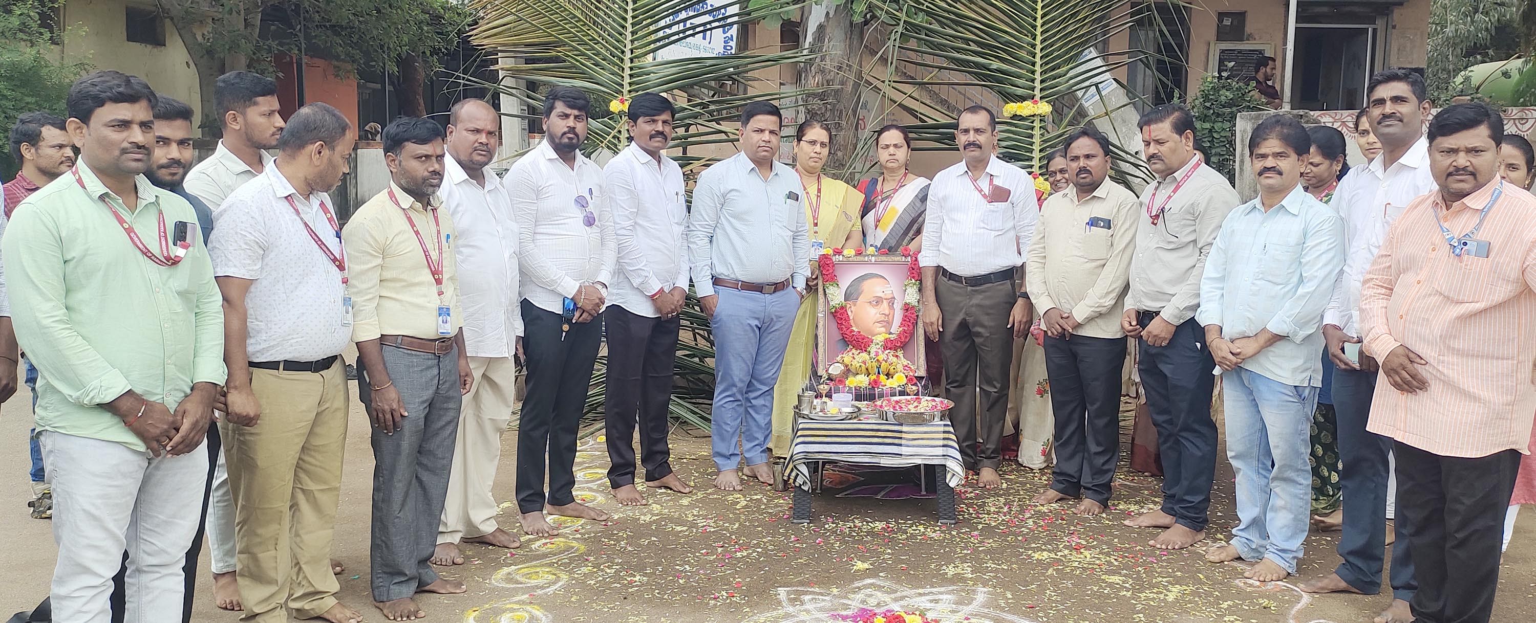 ಹಗರಿಬೊಮ್ಮನಹಳ್ಳಿಯಲ್ಲಿ ಅಂಬೇಡ್ಕರ್ ಮಹಾಪರಿನಿರ್ವಾಣ ದಿನಾಚರಣೆ ಅಂಗವಾಗಿ ಅಂಬೇಡ್ಕರ್ ಭಾವಚಿತ್ರಕ್ಕೆ ಪುಷ್ಪಾರ್ಚನೆ ಸಲ್ಲಿಸಲಾಯಿತು