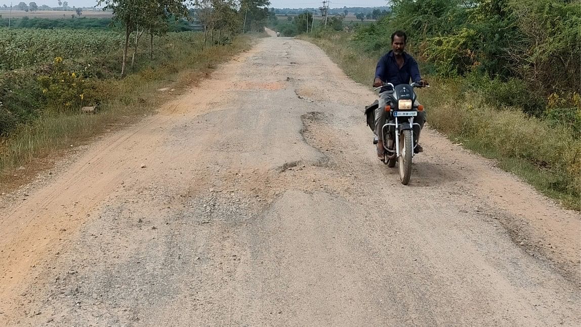 ಲಕ್ಷ್ಮೇಶ್ವರ ತಾಲ್ಲೂಕಿನ ಗೋವನಾಳ-ಶಿಗ್ಲಿ ಮಧ್ಯದ ಜಿಲ್ಲಾ ಮುಖ್ಯ ರಸ್ತೆಯ ಸ್ಥಿತಿ