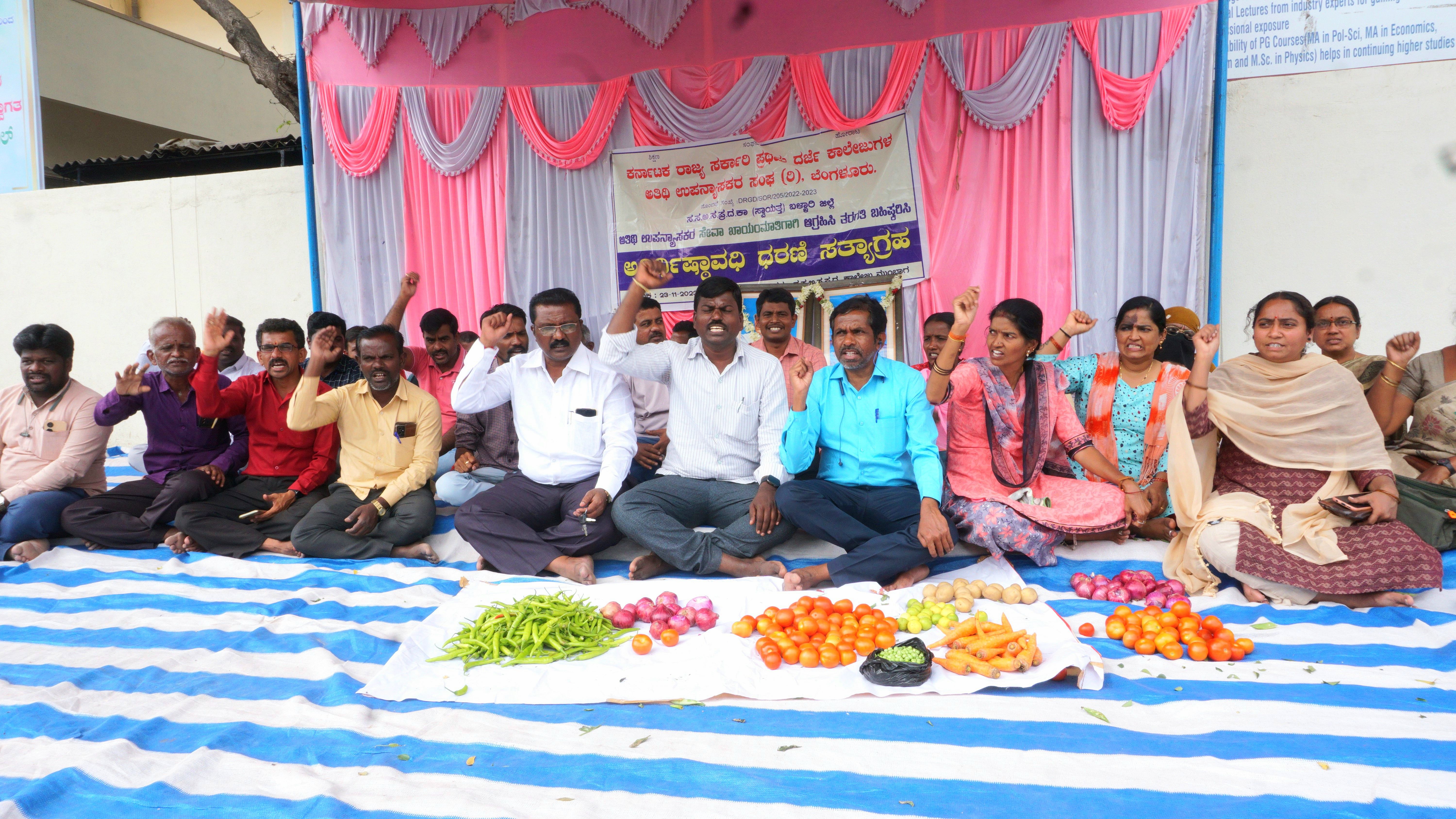 ಸೇವೆ ಕಾಯಂ ಮಾಡುವುದೂ ಸೇರಿದಂತೆ ವಿವಿಧ ಬೇಡಿಕೆಗಳ ಈಡೇರಿಕೆಗೆ ಆಗ್ರಹಿಸಿ ಸರಳಾದೇವಿ ಕಾಲೇಜ್‌ ಮುಂದೆ ಅತಿಥಿ ಉಪನ್ಯಾಸಕರು ಶನಿವಾರ ತರಕಾರಿ ಮಾರಿದರು