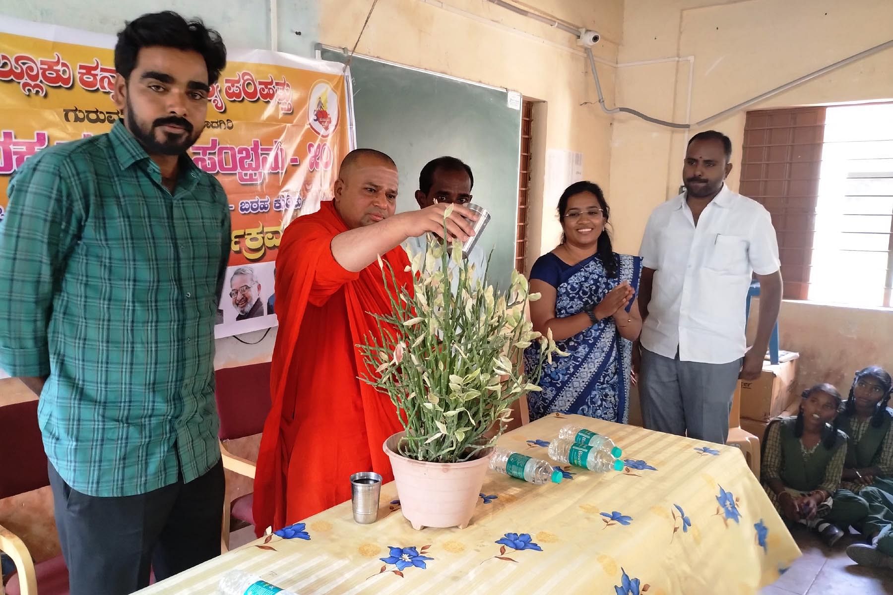 ಗುರುಮಠಕಲ್ ಹತ್ತಿರದ ಕಂದಕೂರ ಗ್ರಾಮದ ಸರ್ಕಾರಿ ಪ್ರೌಢ ಶಾಲೆಯಲ್ಲಿ ಶುಕ್ರವಾರ ಕಸಾಪ ವತಿಯಿಂದ ಆಯೋಜಿಸಿದ್ದ ಉಪನ್ಯಾಸ ಕಾರ್ಯಕ್ರಮಕ್ಕೆ ಖಾಸಾಮಠದ ಶಾಂತವೀರ ಗುರು ಮುರುಘರಾಜೇಂದ್ರ ಶ್ರೀ ಚಾಲನೆ ನೀಡಿದರು