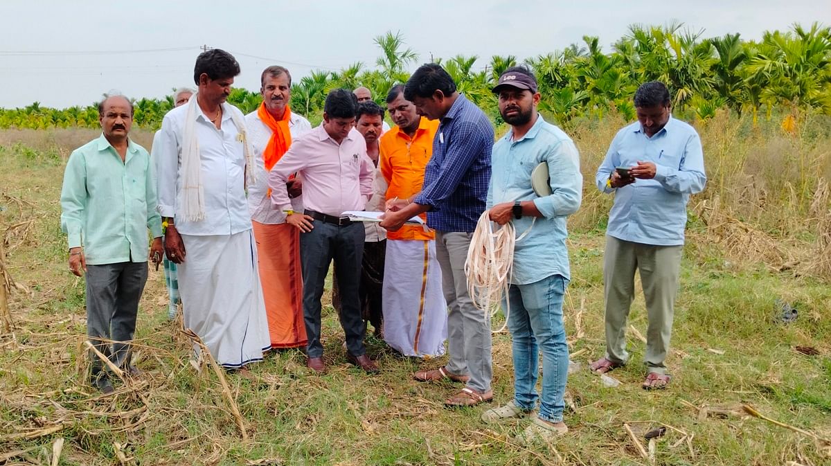 ಹೊನ್ನಾಳಿ ತಾಲ್ಲೂಕು ಮಾರಿಕೊಪ್ಪ ಗ್ರಾಮದ ತಕರಾರು ಇದ್ದ ಜಮೀನಿಗೆ ಭೇಟಿ ನೀಡಿದ್ದ ತಹಶೀಲ್ದಾರ್ ಪಟ್ಟರಾಜಗೌಡ ಅವರು ದಾಖಲೆಗಳ ಪರಿಶೀಲನೆ ನಡೆಸಿದರು