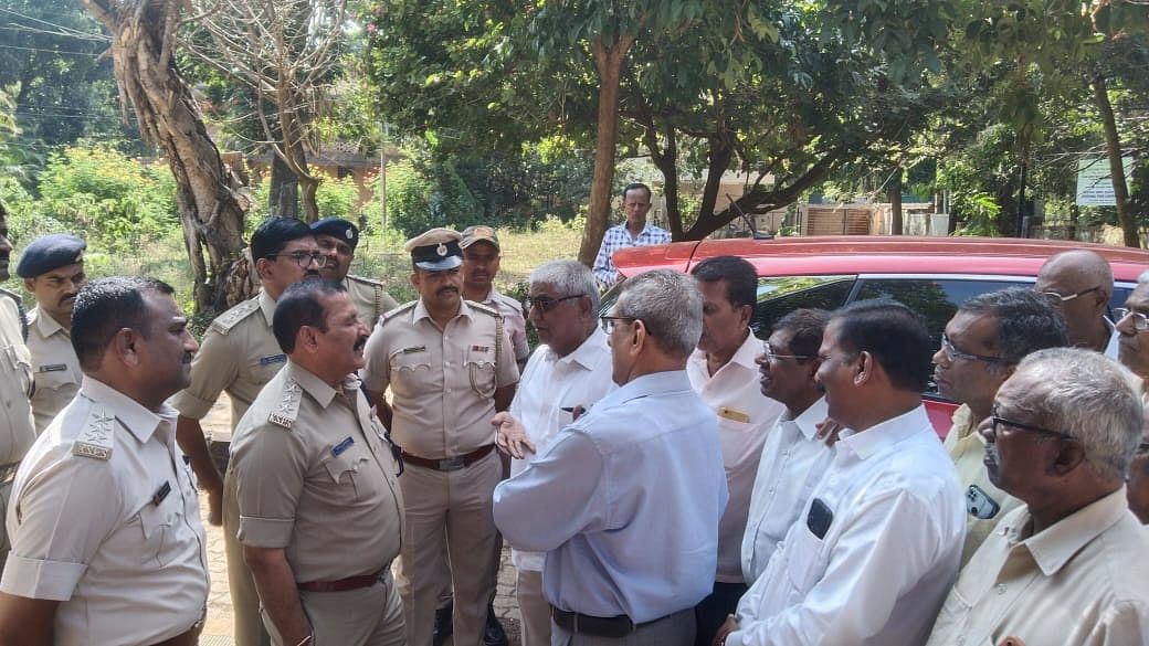 ಬೆಳಗಾವಿಯಲ್ಲಿ ಭಾನುವಾರ ಎಸಿಪಿ ನಾರಾಯಣ ಭರಮನಿ ಅವರೊಂದಿಗೆ ಎಂಇಎಸ್‌ ಮುಖಂಡರಾದ ಮನೋಹರ ಕಿಣೇಕರ್, ರಾಜಾಬಾವು ಪಾಟೀಲ, ವಿಕಾಸ ಕಲಘಟಗಿ ಮಾತಿನ ಚಕಮಕಿ ನಡೆಸಿದರು