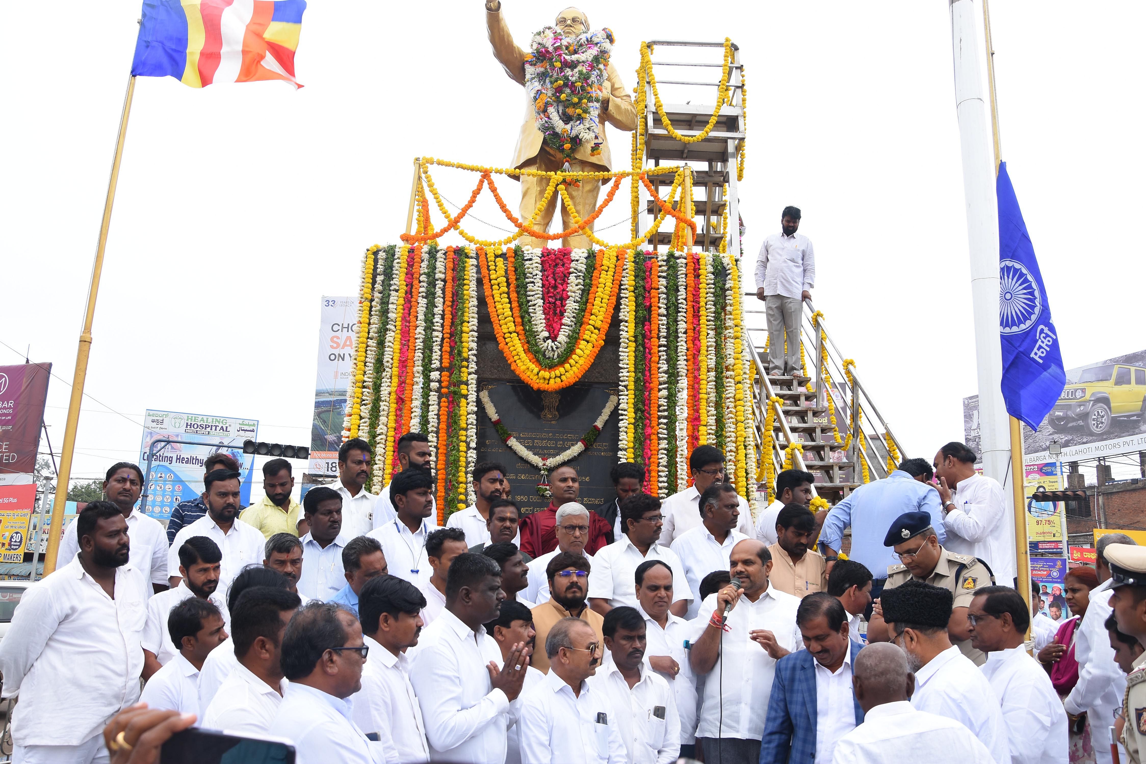 ಬೀದರ್‌ನ ಡಾ.ಬಿ.ಆರ್‌. ಅಂಬೇಡ್ಕರ್‌ ವೃತ್ತದಲ್ಲಿ ಬುಧವಾರ ಏರ್ಪಡಿಸಿದ್ದ ಮಹಾ ಪರಿನಿರ್ವಾಣ ದಿನ ಕಾರ್ಯಕ್ರಮದಲ್ಲಿ ಮಾಜಿಸಚಿವ ಬಂಡೆಪ್ಪ ಕಾಶೆಂಪುರ್‌ ಮಾತನಾಡಿದರು