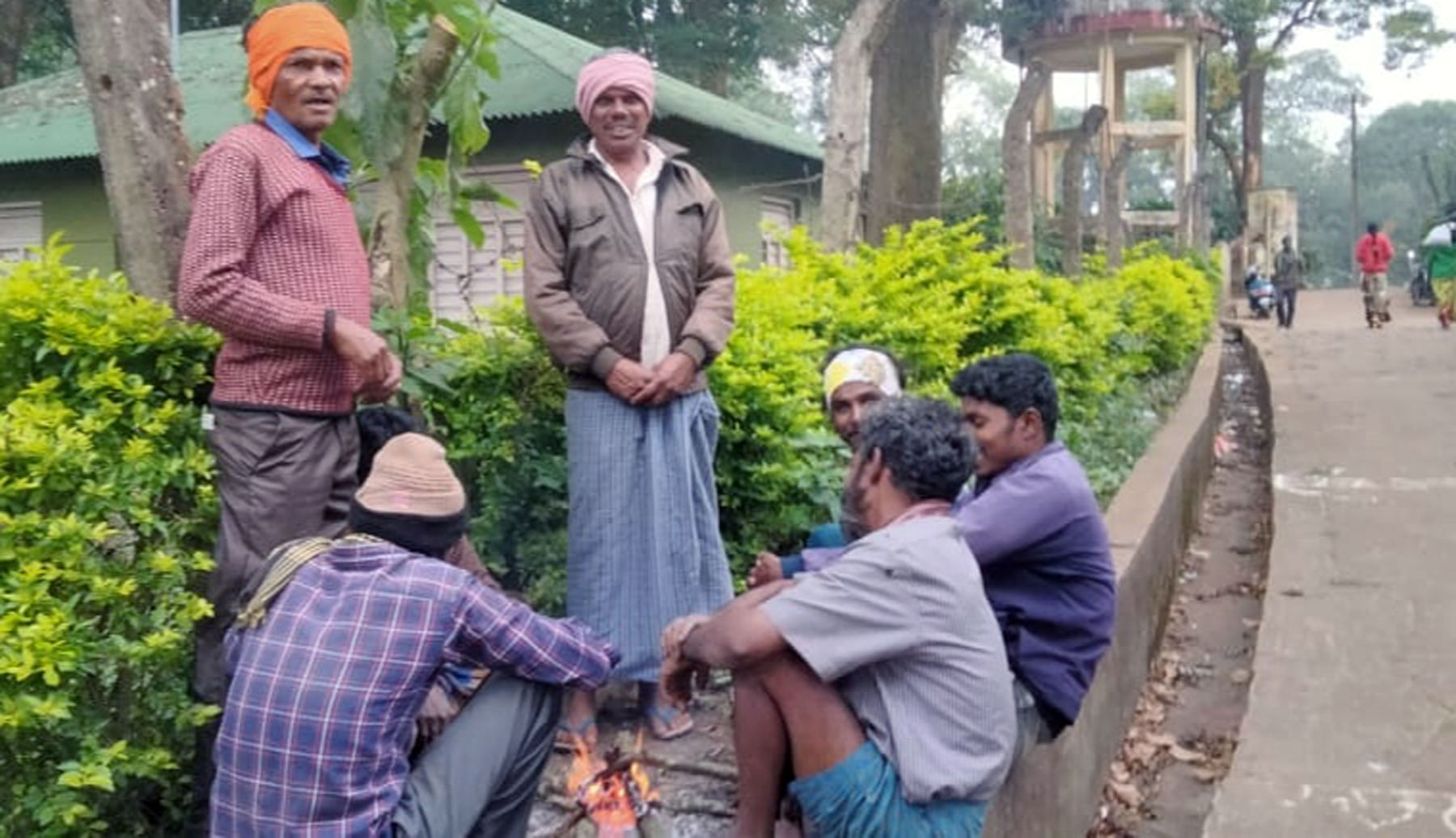 ಯಳಂದೂರು ತಾಲ್ಲೂಕಿನ ಬಿಳಿಗಿರಿರಂಗನಬೆಟ್ಟದಲ್ಲಿ ಸೋಮವಾರ ಸೋಲಿಗರು ಬೆಚ್ಚನೆ ಉಡುಪು ತೊಟ್ಟು, ಪೋಡುಗಳಲ್ಲಿ ಬೆಂಕಿ ಹಾಕಿಕೊಂಡು ಚಳಿಯಿಂದ ರಕ್ಷಿಸಿಕೊಂಡರು..