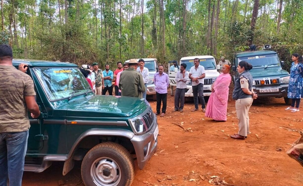 ಸಕಲೇಶಪುರ ತಾಲ್ಲೂಕಿನ ದಬ್ಬಳಿಕಟ್ಟೆ ಅರಣ್ಯ ಪ್ರದೇಶಕ್ಕೆ ಗುರುವಾರ ಭೇಟಿ ನೀಡಿದ ತನಿಖಾ ತಂಡ, ಸ್ಥಳೀಯರು, ಅಧಿಕಾರಿಗಳಿಂದ ಮಾಹಿತಿ ಸಂಗ್ರಹಿಸಿತು