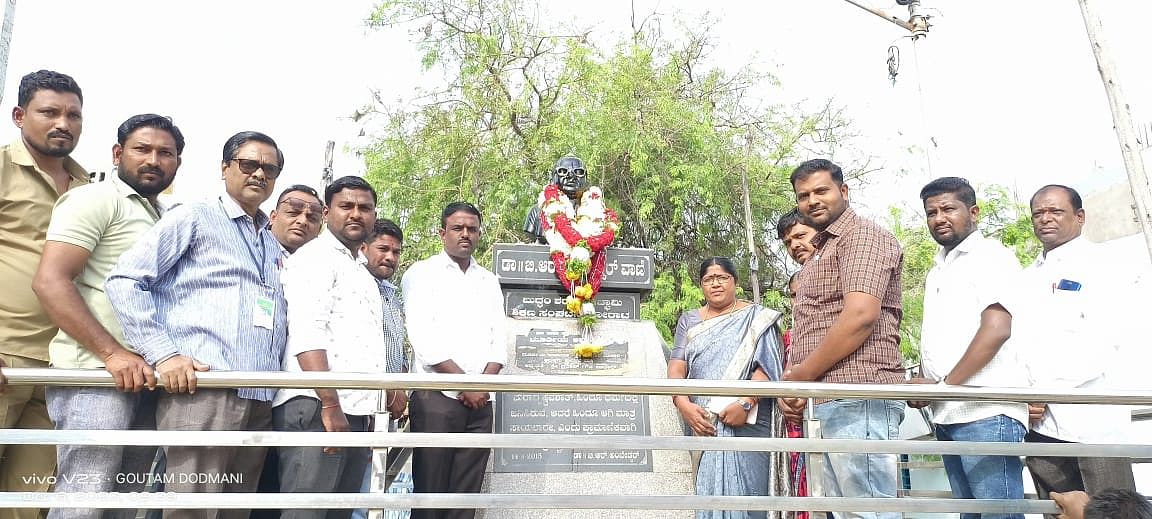 ಅಂಬೇಡ್ಕರ್ ಮಹಾಪರಿನಿರ್ವಾಣ ದಿನದ ನಿಮಿತ್ತ ಬುಧವಾರ ಮಸ್ಕಿ ಪಟ್ಟಣದಲ್ಲಿ ಅಂಬೇಡ್ಕರ್ ಪ್ರತಿಮೆಗೆ ತಹಶೀಲ್ದಾರ್ ಸುಧಾ ಅರಮನೆ ಮಾಲಾರ್ಪಣೆ ಮಾಡಿದರು