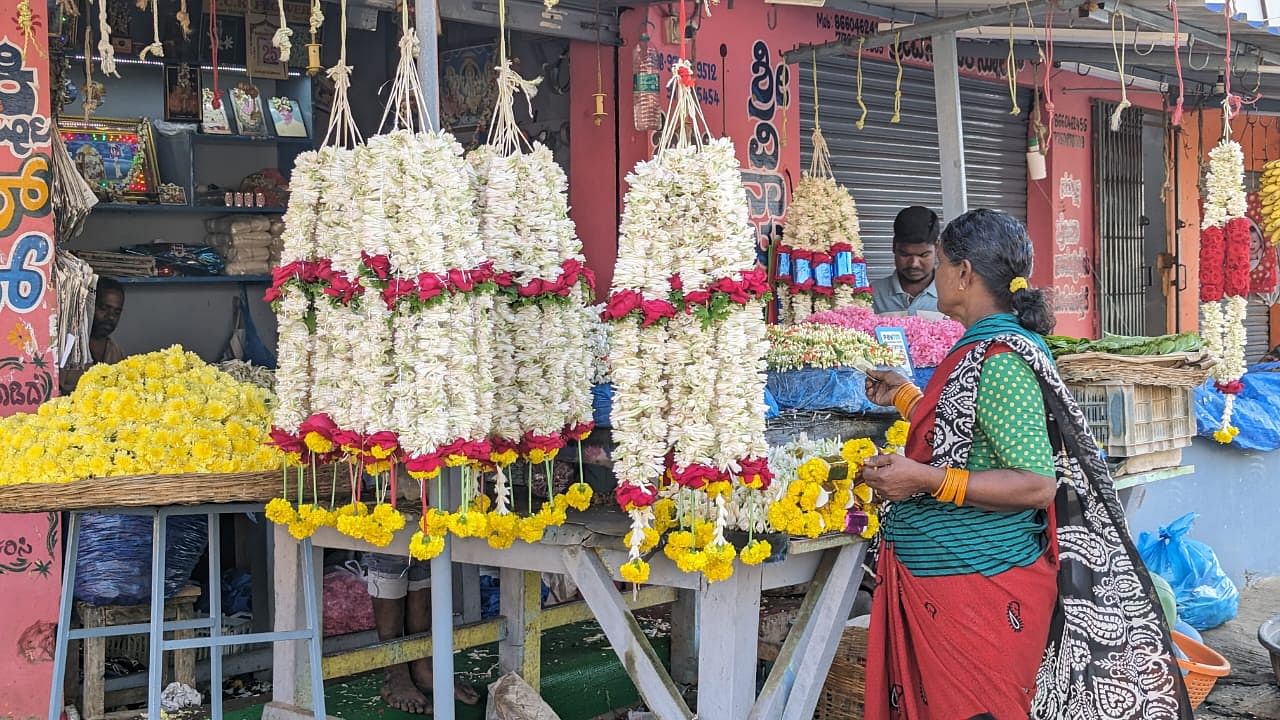 ಚಾಮರಾಜನಗರದ ಹೂವಿನ ಮಳಿಗೆಯೊಂದರಲ್ಲಿ ಸೋಮವಾರ ಗ್ರಾಹಕರ ಸಂಖ್ಯೆ ಕಡಿಮೆ ಇತ್ತು