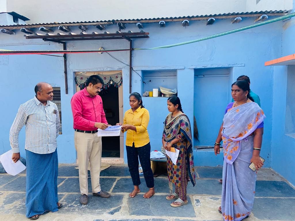 ಹೊಳೆ ಸಿರಿಗೆರೆ ಗ್ರಾಮದಲ್ಲಿ ಉಪ ತಹಶೀಲ್ದಾರ್ ರವಿ ಅವರು ಎಫ್‌ಐಡಿ ನೋಂದಣಿ ಮಾಡಿಸುವಂತೆ ರೈತರ ಮನವೊಲಿಸಿದರು