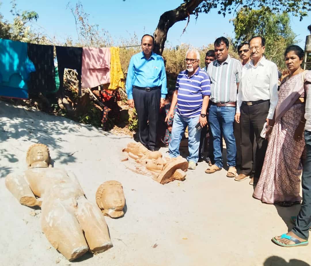 ಮೈಸೂರು ತಾಲ್ಲೂಕಿನ ವರುಣ ಗ್ರಾಮದಲ್ಲಿ ಚರಂಡಿ ನಿರ್ಮಾಣ ಕಾಮಗಾರಿ ವೇಳೆ ಪತ್ತೆಯಾದ ಗಂಗರು– ಹೊಯ್ಸಳರ ಕಾಲದ ಮೂರು ಜೈನ ವಿಗ್ರಹಗಳೊಂದಿಗೆ ಪ್ರಸನ್ನಕುಮಾರ್, ಪ್ರೊ.ಎನ್‌.ಎಸ್‌.ರಂಗರಾಜು, ವಿನೋದ್‌ ಜೈನ್‌, ಪುರಾತತ್ವ, ಸಂಗ್ರಹಾಲಯ ಮತ್ತು ಪರಂಪರೆ ಇಲಾಖೆ ಉಪ ನಿರ್ದೇಶಕಿ ಸಿ.ಎನ್‌.ಮಂಜುಳಾ 