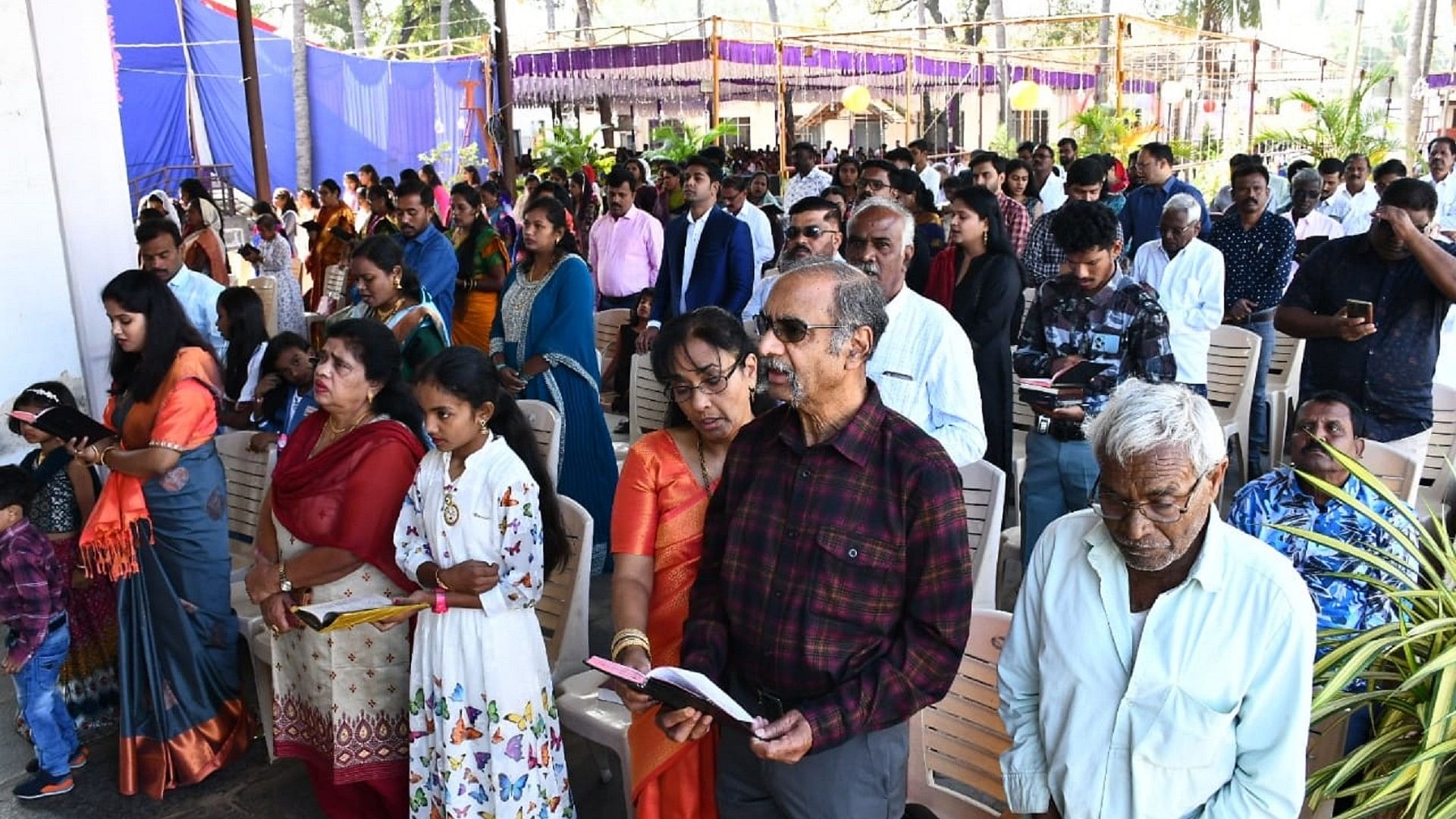 ಗದಗ ನಗರದ ಸಿಎಸ್‌ಐ ಬಾಸೆಲ್‌ ಮಿಷನ್‌ನಲ್ಲಿ ಪ್ರಾರ್ಥನೆ ಸಲ್ಲಿಸಿದ ಕ್ರೈಸ್ತ ಧರ್ಮೀಯರು