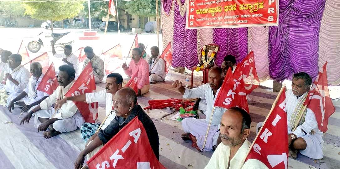 ಕುರುಗೋಡಿನ ತಹಶೀಲ್ದಾರ್ ಕಚೇರಿ ಎದುರು ಸಾಗುವಳಿ ಚೀಟಿಗಾಗಿ ನಡೆಸುತ್ತಿರುವ ರೈತರ ಹೋರಾಟ 39ನೇ ದಿನ ಭಾನುವಾರವೂ ಮುಂದುವರಿಯಿತು