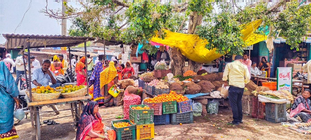 ಹುಲಸೂರ ತಾಲ್ಲೂಕಿನ ತರಕಾರಿ ಮಾರುಕಟ್ಟೆ..