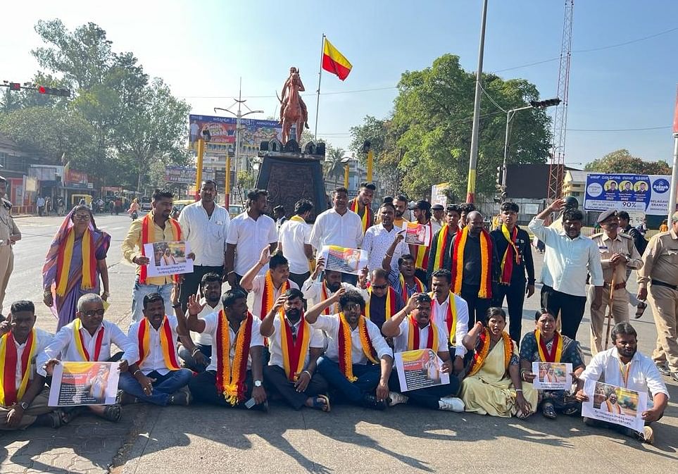 ಬೆಳಗಾವಿಯ ರಾಣಿ ಚನ್ನಮ್ಮನ ವೃತ್ತದಲ್ಲಿ ವಿವಿಧ ಕನ್ನಡ ಸಂಘಟನೆಯವರು ಗುರುವಾರ ಪ್ರತಿಭಟನೆ ನಡೆಸಿದರು