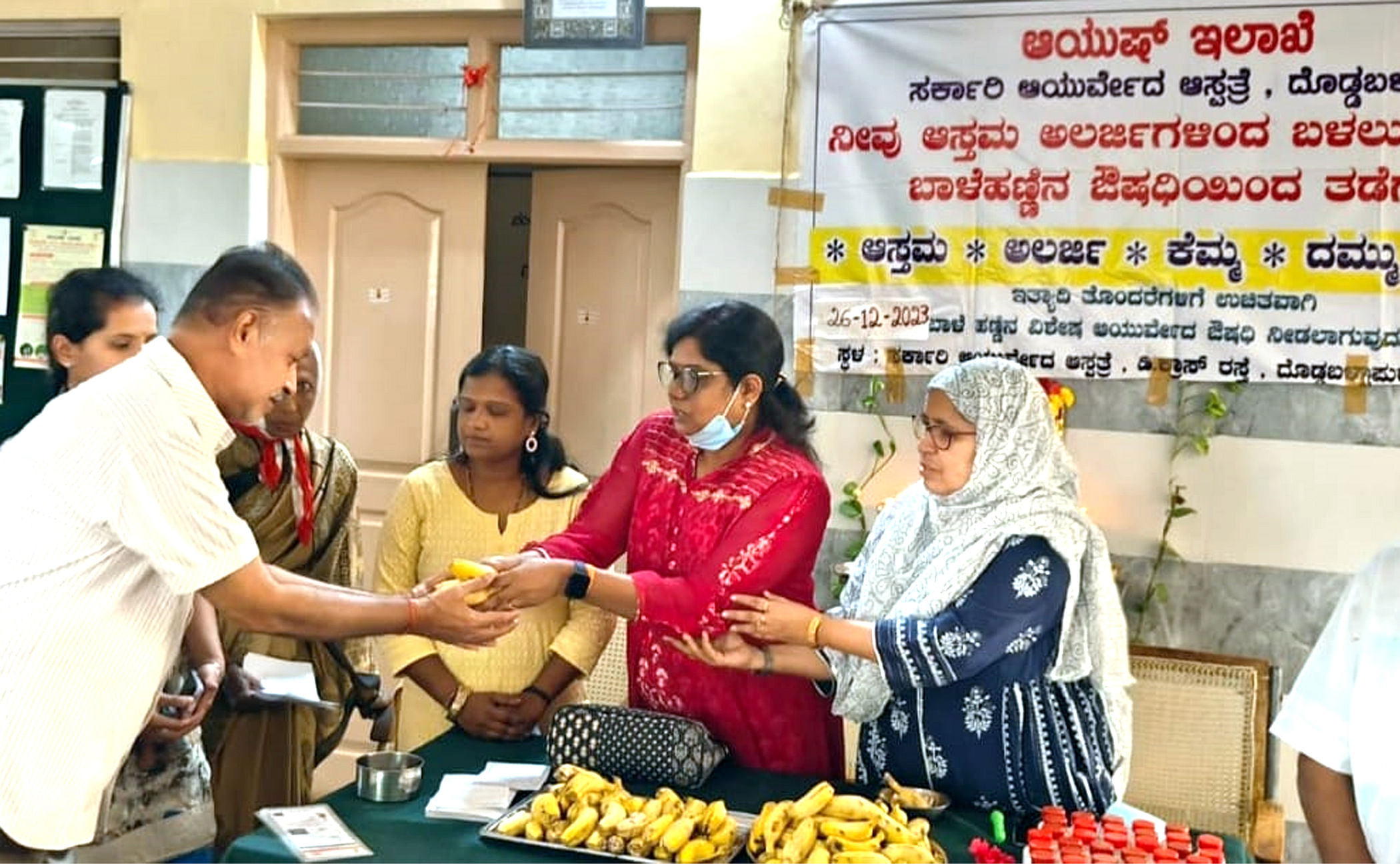 ದೊಡ್ಡಬಳ್ಳಾಪುರದ ಸರ್ಕಾರಿ ಆಯುರ್ವೇದ ಆಸ್ಪತ್ರೆಯಲ್ಲಿ ಆಯುಷ್ ಇಲಾಖೆಯಿಂದ ಬಾಳೆಹಣ್ಣಿನ ಆಯುರ್ವೇದ ಔಷಧಿಯನ್ನು ತಾಲ್ಲೂಕು ಆರೋಗ್ಯಾಧಿಕಾರಿ ಡಾ.ಶಾರದಾ ವಿತರಿಸಿದರು. ಆಸ್ಪತ್ರೆಯ ಮುಖ್ಯ ಆಡಳಿತ ವೈದ್ಯಾಧಿಕಾರಿ ಡಾ.ಖುದ್ಸಿಯ ತಸ್‍ನೀಮ್ ಇದ್ದರು