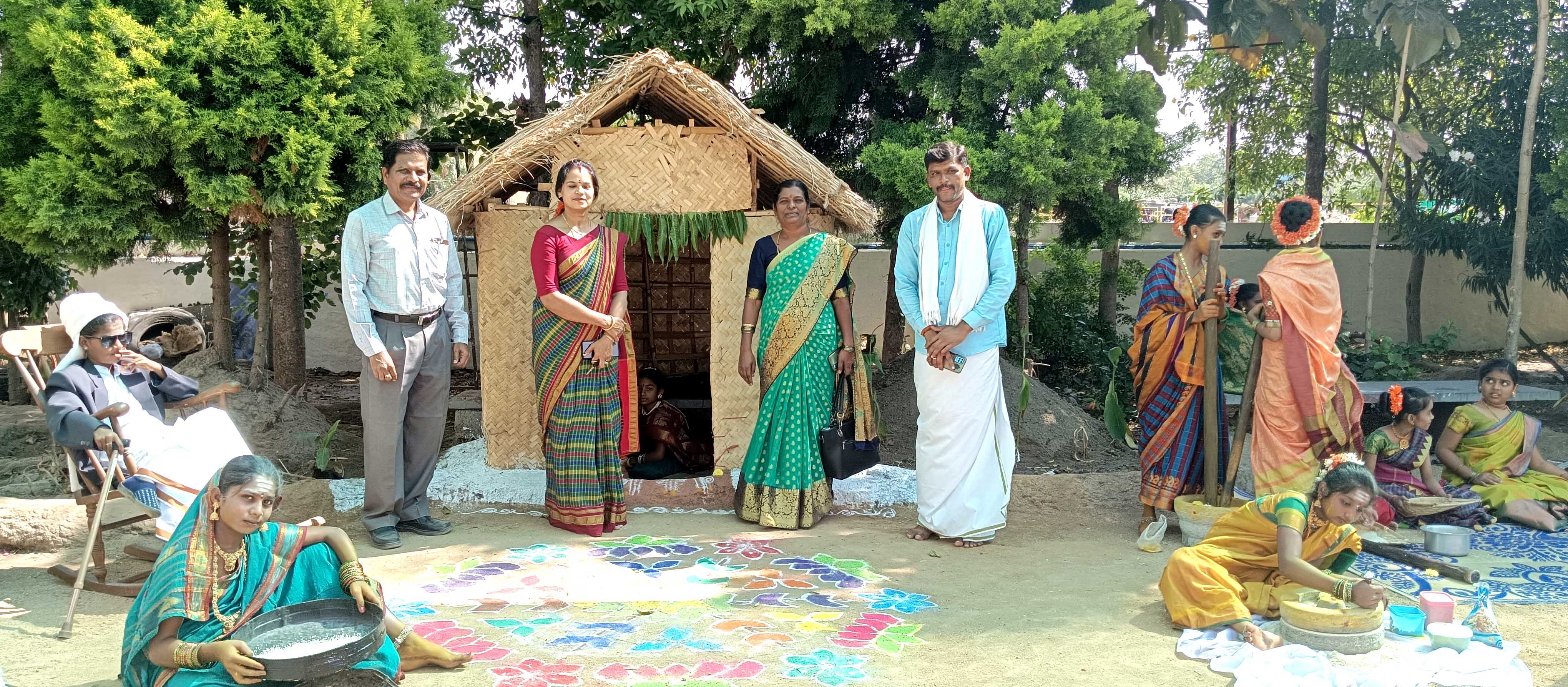 ಮೊಳಕಾಲ್ಮುರಿನ ಸರ್ವೋದಯ ಹಾಗೂ ಚೈತನ್ಯ ಶಾಲೆಯಲ್ಲಿ ಶುಕ್ರವಾರ ಹಳ್ಳಿಸೊಗಡು ಕಾರ್ಯಕ್ರಮ ಹಮ್ಮಿಕೊಳ್ಳಲಾಗಿತ್ತು