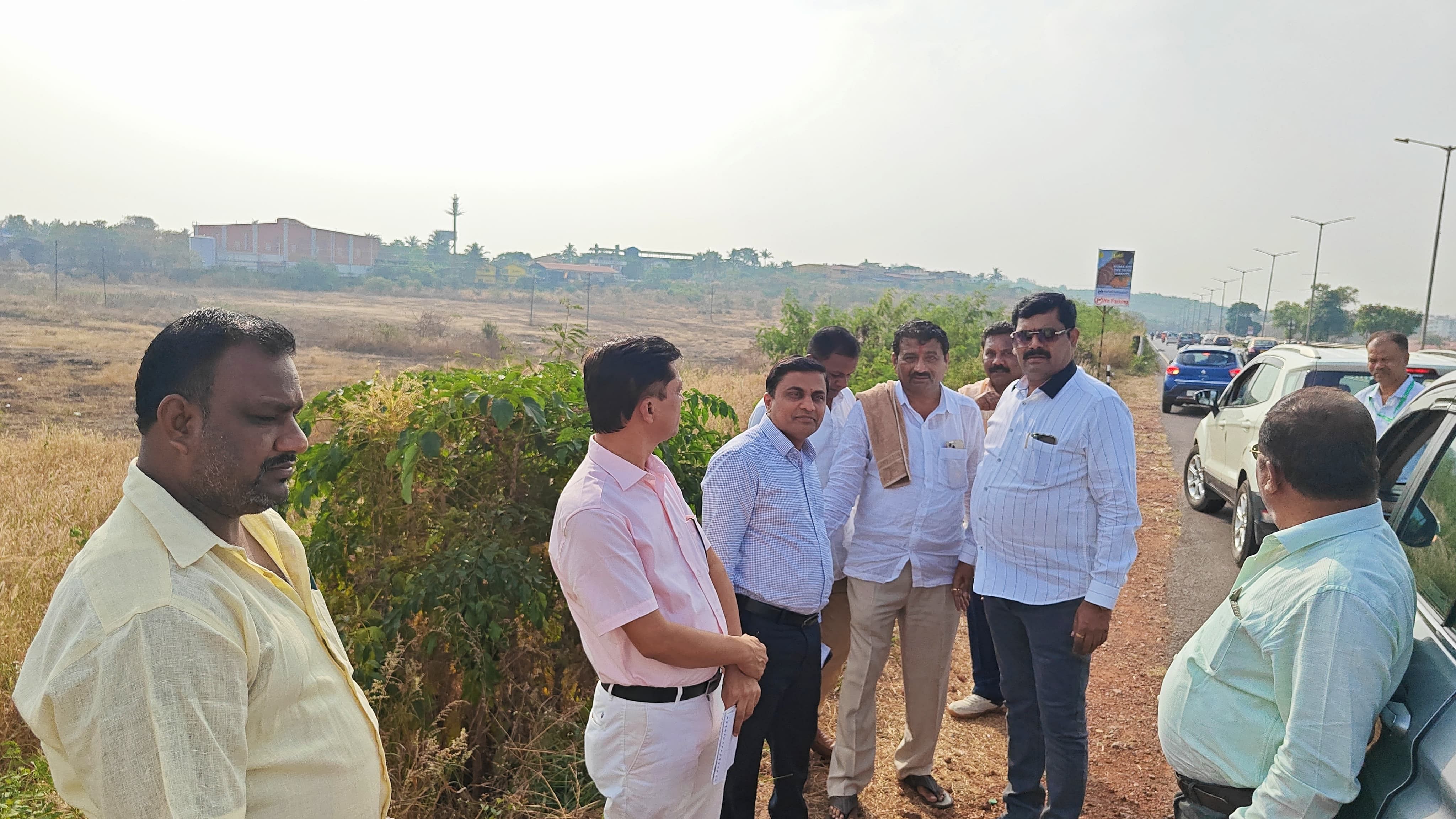 ಗೋವಾದಲ್ಲಿ ಕನ್ನಡ ಭವನ ನಿರ್ಮಿಸಲು ದಕ್ಷಿಣ ಗೋವಾದಲ್ಲಿ ಸ್ಥಳ ಪರಿಶೀಲನೆ ನಡೆಸಿದ ಕನ್ನಡ ಮತ್ತು ಸಂಸ್ಕೃತಿ ಸಚಿವ ಶಿವರಾಜ್ ತಂಗಡಗಿ. ಗಡಿ ಪ್ರದೇಶ ಅಭಿವೃದ್ಧಿ ಪ್ರಾಧಿಕಾರದ‌‌ ಕಾರ್ಯದರ್ಶಿ ಪ್ರಕಾಶ್ ಮತ್ತೀಹಳ್ಳಿ, ಗೋವಾ ಕನ್ನಡ ಸಾಹಿತ್ಯ ಪರಿಷತ್, ಗೋವಾ ರಕ್ಷಣಾ ವೇದಿಕೆಯ ಪದಾಧಿಕಾರಿಗಳು ಇದ್ದರು.