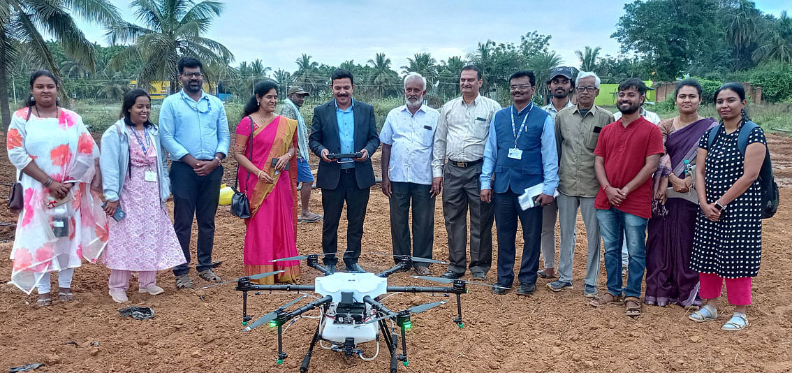 ತೋವಿನಕೆರೆ ರೈತ ಸಂಪರ್ಕ ಕೇಂದ್ರದ ಅವರಣದಲ್ಲಿ ರಾಷ್ಟ್ರೀಯ ಕೃಷಿ ಕೀಟ ಸಂಪನ್ಮೂಲ ಬ್ಯೂರೊದಿಂದ ಡ್ರೋನ್ ಬಳಕೆ ಬಗ್ಗೆ ರೈತರಿಗೆ ಮಾಹಿತಿ ನೀಡಿದರು