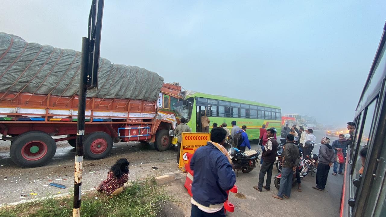 ಗುಬ್ಬಿ ತಾಲ್ಲೂಕಿನ ಎಂಎಚ್ ಪಟ್ಟಣ ಬಳಿ ಬಸ್‌– ಲಾರಿ ನಡುವೆ ಡಿಕ್ಕಿಯಾಗಿದೆ