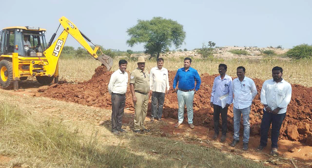 ಹಗರಿಬೊಮ್ಮನಹಳ್ಳಿ ತಾಲ್ಲೂಕಿನ ರಾಮೇಶ್ವರಬಂಡಿ ಗ್ರಾಮದಲ್ಲಿ ಒತ್ತುವರಿಯಾಗಿದ್ದ ಸರ್ಕಾರದ ಭೂಮಿಯನ್ನು ತೆರವುಗೊಳಿಸಿ ತಹಶೀಲ್ದಾರ್ ಚಂದ್ರಶೇಖರ ಶಂಭಣ್ಣ ಗಾಳಿ ಜೆಸಿಬಿ ಯಂತ್ರದ ಮೂಲಕ ಗಡಿಯನ್ನು ಗುರುತಿಸುವ ಕಾರ್ಯಕ್ಕೆ ಮುಂದಾದರು