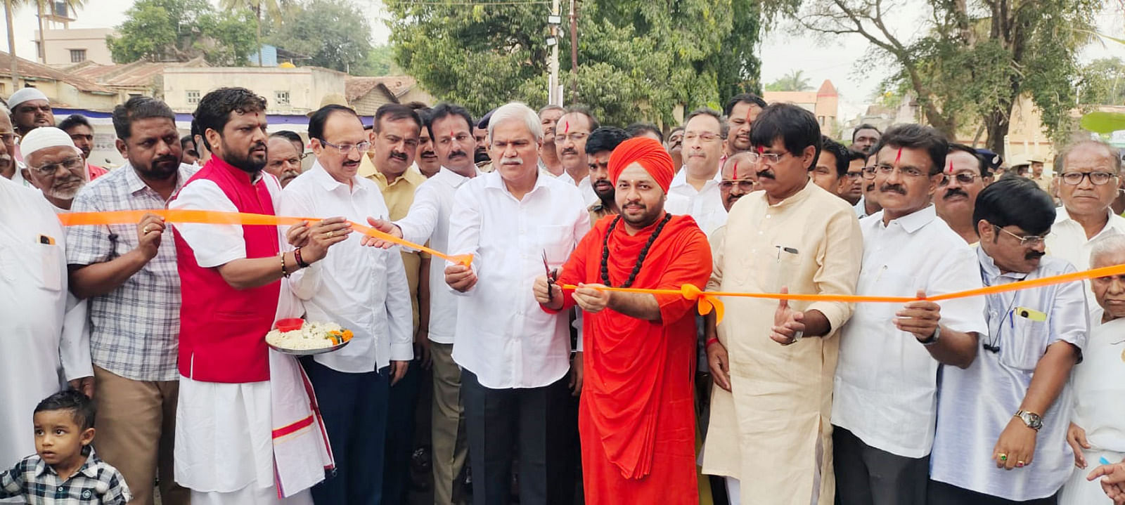 ಬೈಲಹೊಂಗಲ ಎಪಿಎಂಸಿ ಆವರಣದಲ್ಲಿ ಮರಡಿ ಬಸವೇಶ್ವರ ಜಾತ್ರಾ ಮಹೋತ್ಸವ ಅಂಗವಾಗಿ ಮಂಗಳವಾರ ಆರಂಭಗೊಂಡ ಕೃಷಿಮೇಳ, ಜಾನುವಾರ ಜಾತ್ರೆ ಸಮಾರಂಭವನ್ನು ಸಣ್ಣ ಕೈಗಾರಿಕೆ ಸಚಿವ ಶರಣಬಸಪ್ಪಗೌಡ ದರ್ಶನಾಪೂರ ಉದ್ಘಾಟಿಸಿದರು. ಪ್ರಭುನೀಲಕಂಠ ಸ್ವಾಮೀಜಿ, ಶಾಸಕ ಮಹಾಂತೇಶ ಕೌಜಲಗಿ, ಮಾಜಿ ಶಾಸಕ ಡಾ.ವಿಶ್ವನಾಥ ಪಾಟೀಲ, ಇದ್ದರು