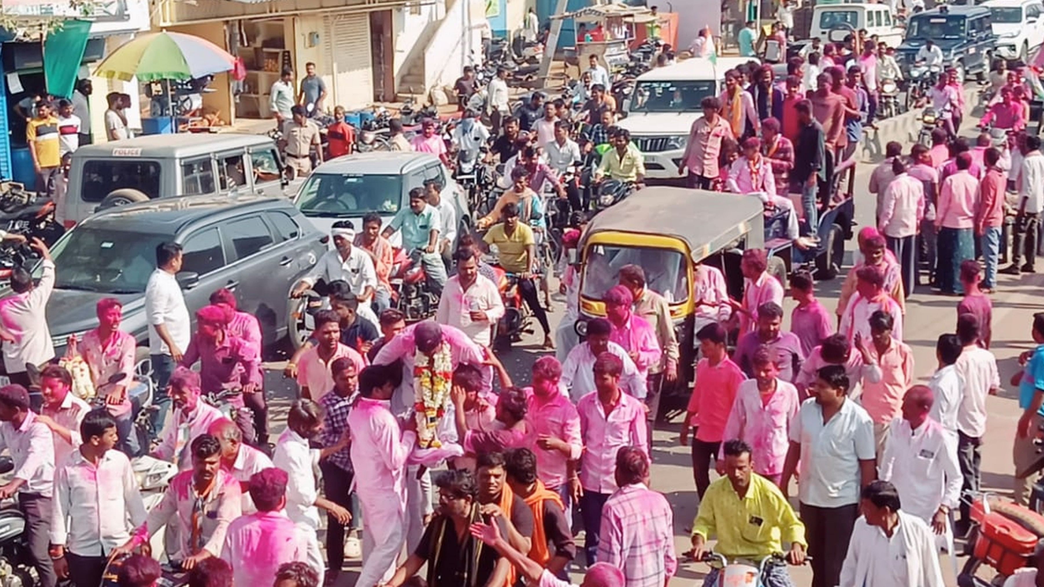 ಹುಣಸಗಿ ಪಟ್ಟಣ ಪಂಚಾಯಿತಿ ಕಾಂಗ್ರೆಸ್ ಅಭ್ಯರ್ಥಿಗಳು ಗೆಲುವು ಸಾಧಿಸುತ್ತಿದ್ದಂತೆ ಕಾರ್ಯಕರ್ತರು ಹಾಗೂ ಅವರ ಬೆಂಬಲಿಗಲು ಪಟಾಕಿ ಸಿಡಿಸಿ ಸಂಭ್ರಮಿಸಿದರು