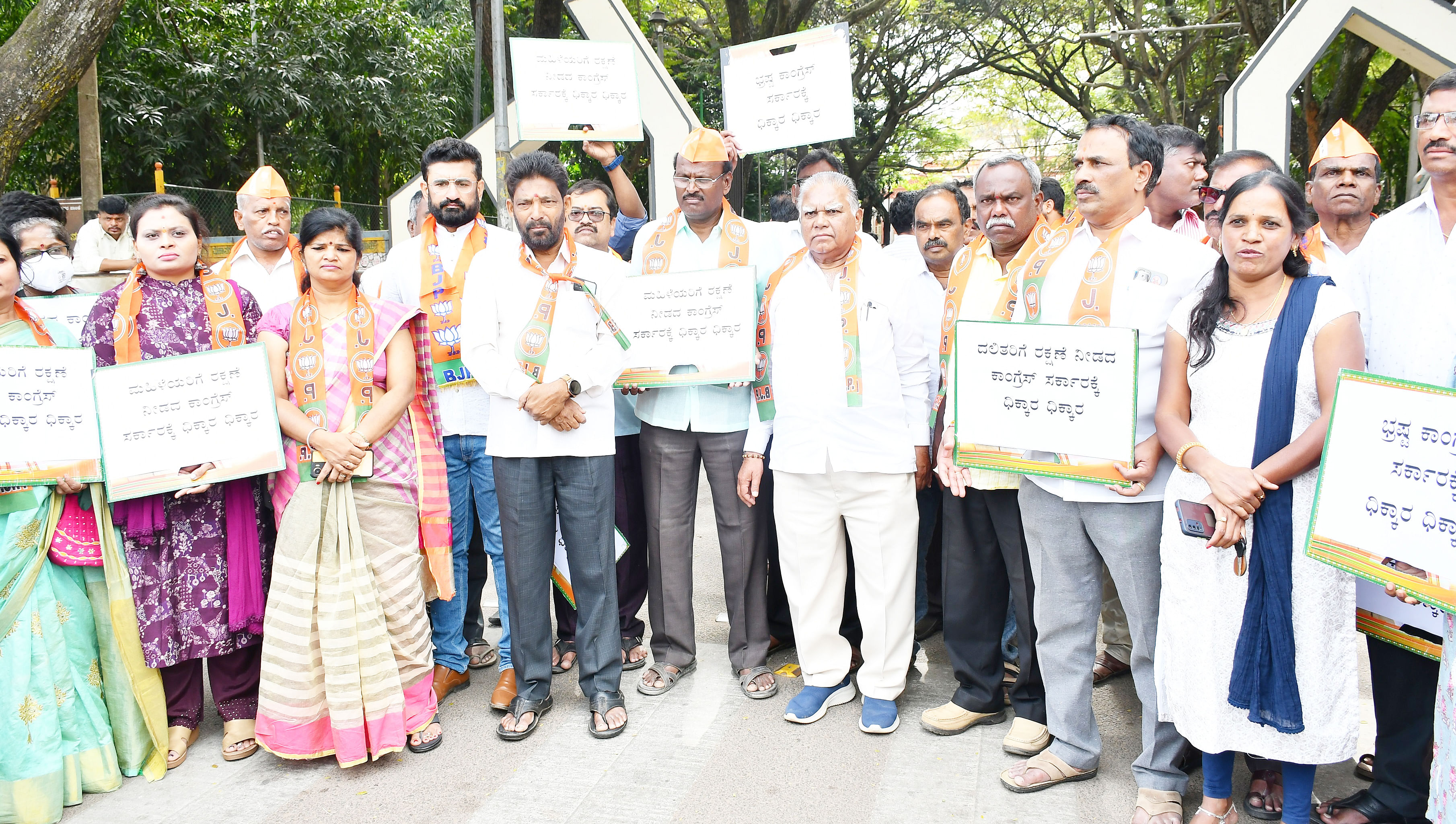 ಬೆಳಗಾವಿ ಜಿಲ್ಲೆಯಲ್ಲಿ ಮಹಿಳೆಯನ್ನು ಬೆತ್ತಲೆಗೊಳಿಸಿ ಮೆರವಣಿಗೆ ಮಾಡಿ, ಹಲ್ಲೆ ನಡೆಸಿರುವುದನ್ನು ಖಂಡಿಸಿ ತುಮಕೂರಿನಲ್ಲಿ ಶನಿವಾರ ಬಿಜೆಪಿ ಮುಖಂಡರು ಪ್ರತಿಭಟನೆ ನಡೆಸಿದರು. ಮುಖಂಡರಾದ ಡಾ.ಎಂ.ಆರ್.ಹುಲಿನಾಯ್ಕರ್‌, ಎಸ್.ಶಿವಪ್ರಸಾದ್‌, ಎಚ್.ಟಿ.ಭೈರಪ್ಪ, ಗಂಗರಾಜು, ಟಿ.ಆರ್.ಸದಾಶಿವಯ್ಯ, ಸತ್ಯಮಂಗಲ ಜಗದೀಶ್ ಮೊದಲಾದವರು ಪಾಲ್ಗೊಂಡಿದ್ದರು